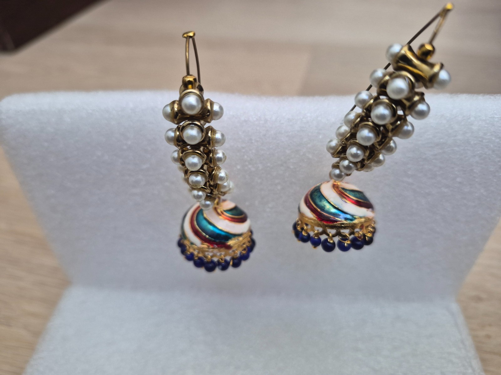 Classy design with pearls vintage earrings for women