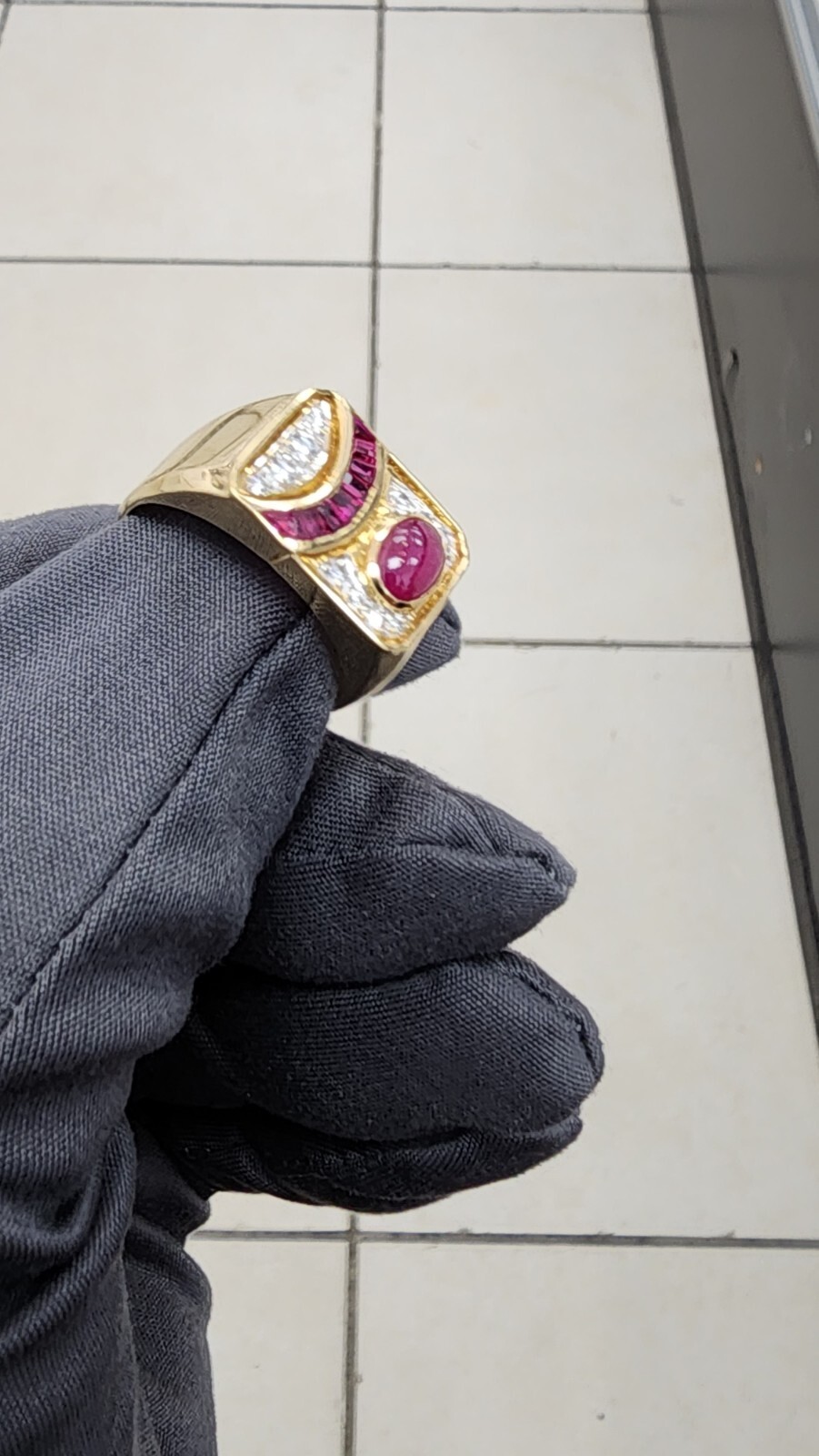 18kt Ring,Diamonds And Rubi,8.9 Grams,gabochon rubi,and calibrated rubis,Size10.