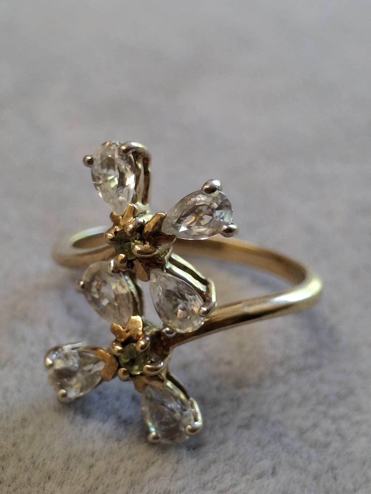 9ct Gold Crystal Flower Ring – size N