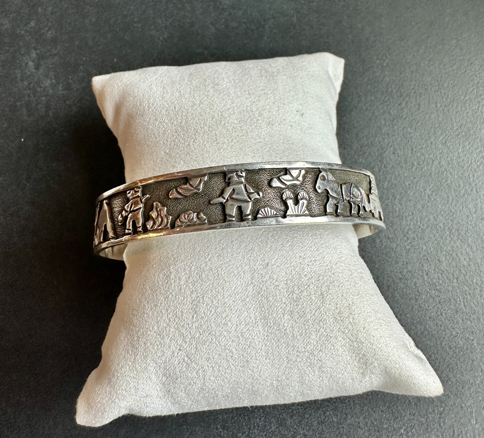 RARE Navajo FLOYD BECENTI Sterling Silver Traditional Storyteller Bangle Vintage