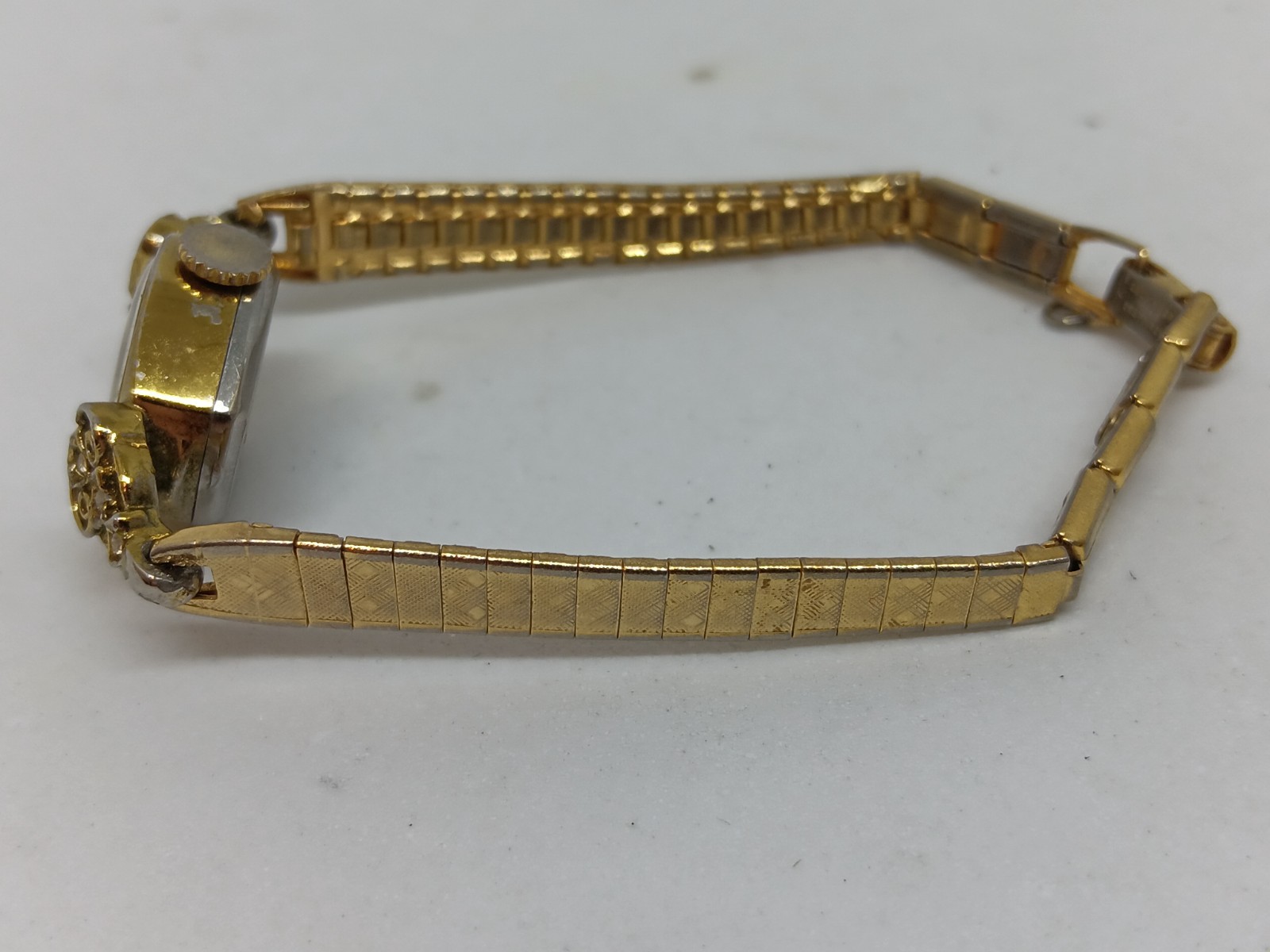 VINTAGE 1965 Bolivia Women’s 17 mm Manual Wind Gold Tone Watch