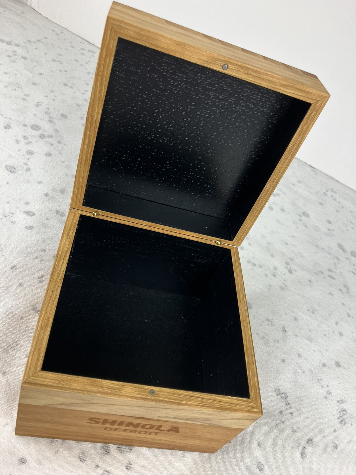 SHINOLA DETROIT Wooden Watch Case Empty Box Magnetic Closure Wood 0420 – 1505