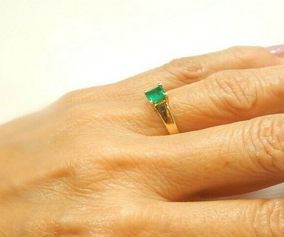 Colombian Emerald 0.96 Cts 18K Yellow Gold Size 6.75 Fine Jewels Muzo Mines