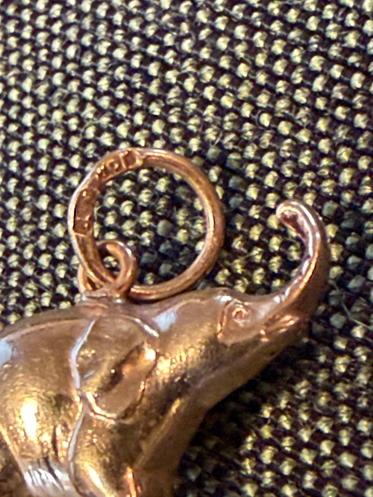Vintage 3/4″ Solid 10kt Gold Elephant Pendant NOS NOI 0.5g