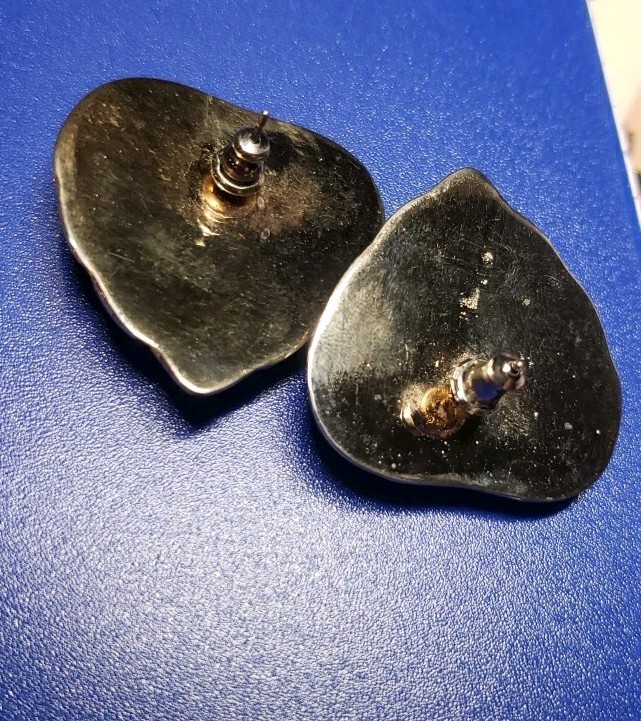 Gold-tone Hollow Stud Pierced Earrings Light Weight Leaf/heart Shape 1.25″x1.25″