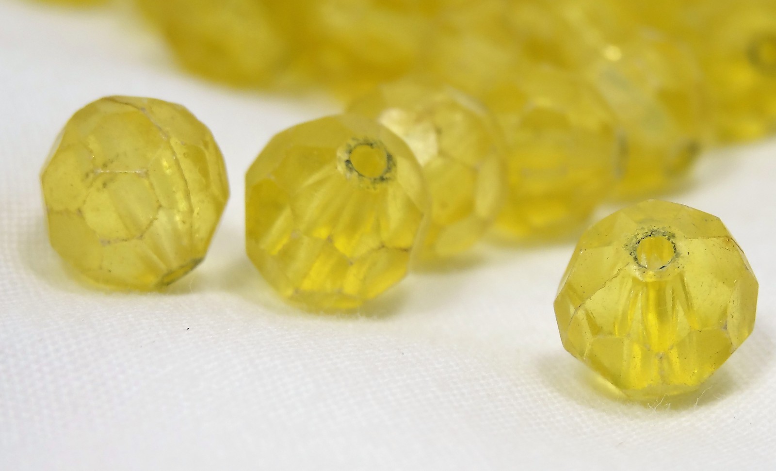 29 PALE YELLOW Vintage Lucite Plastic Beads, Faceted Hexagons, 0.37″ = 9.6mm