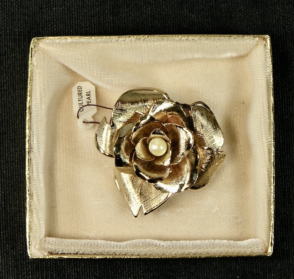 Vintage Un-Marked CORO Jewelry Goldtone Broach Pin with Cultured Pearl /Box
