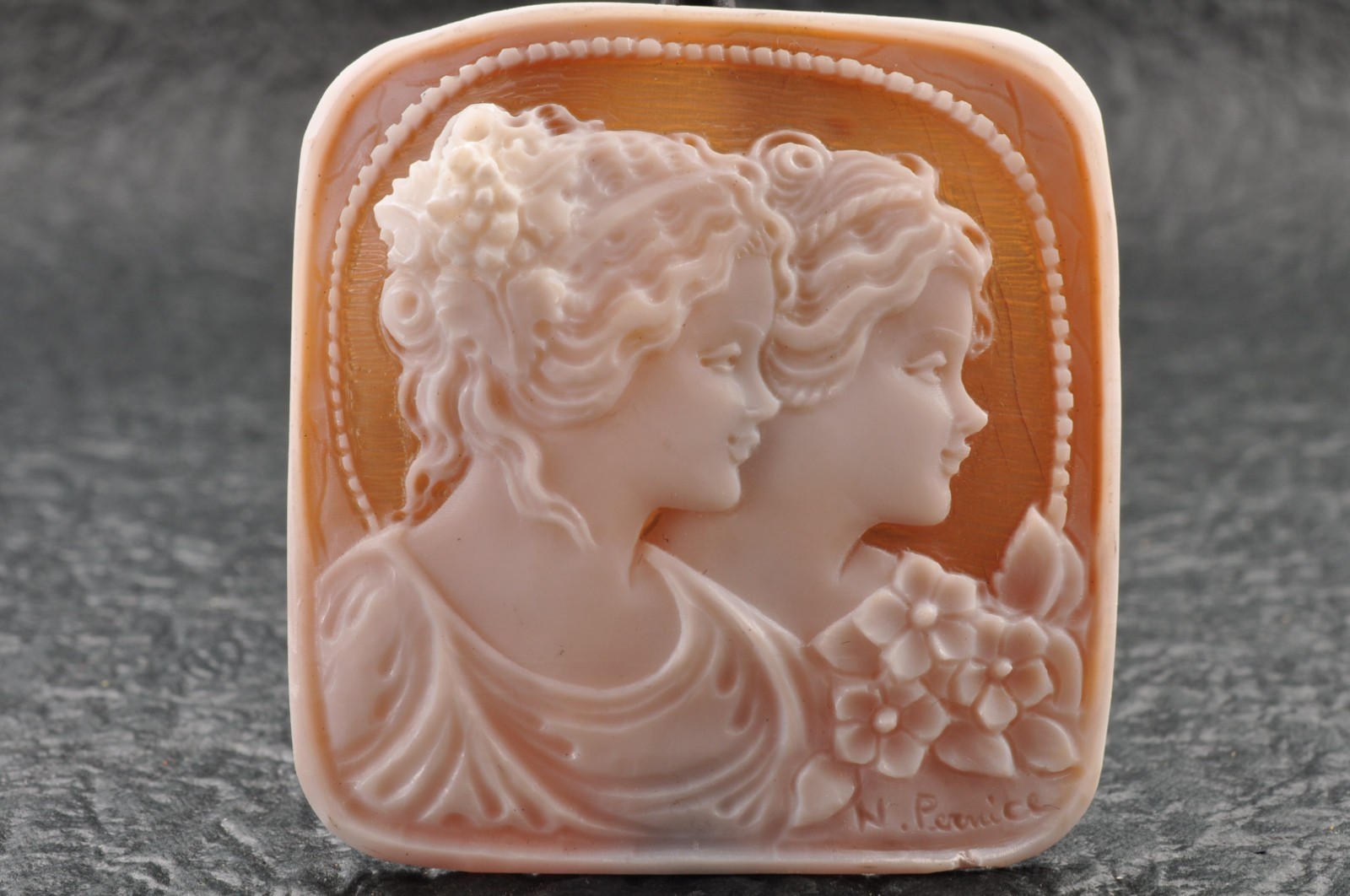6 items , vintage shell cameo White and brown color (Total 325.5ct) with case.