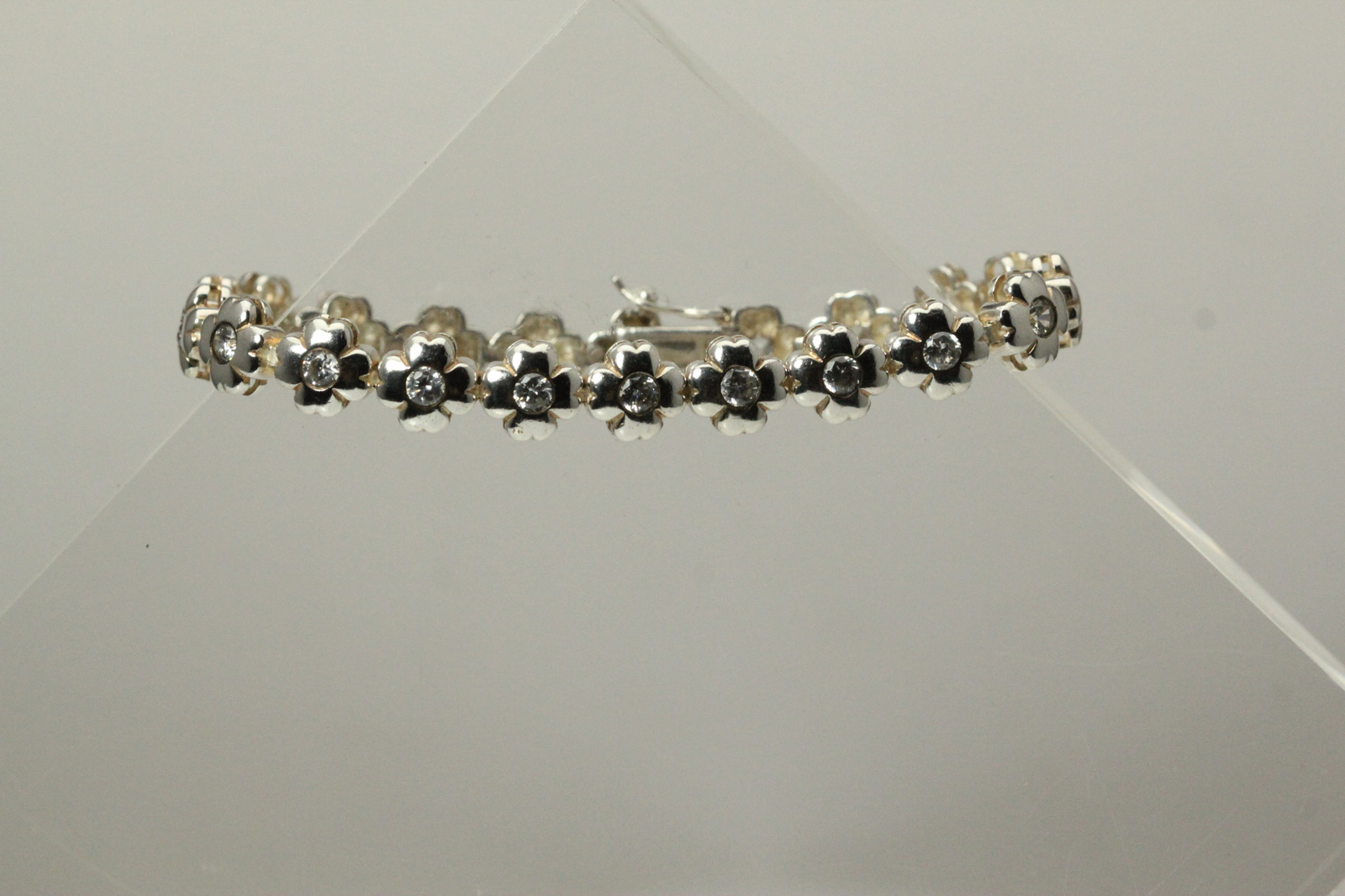 925 Silver Floral Four Leaf Clover Design CZ Stones Bracelet 20.1 Grams (BR4861)