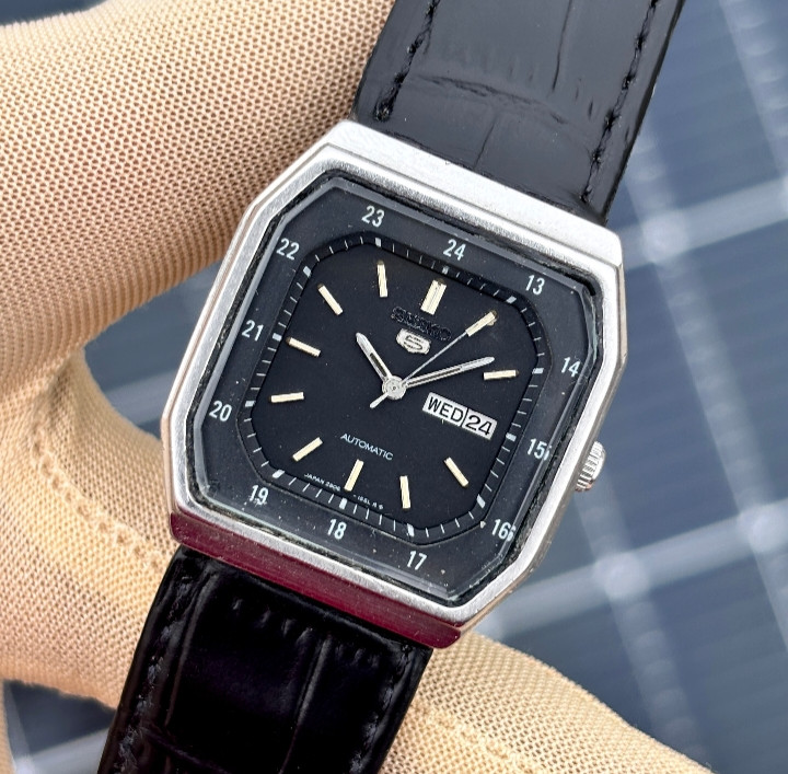 Vintage Seiko 5 Automatic Black Railway Dial Japan Made Unisex Watch 2906-5450.