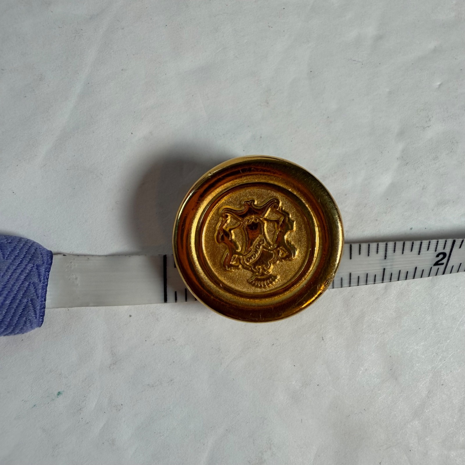 Vintage Giorgio Beverly Hills Gold Tone Crest Clip On Earrings 1″ Designer