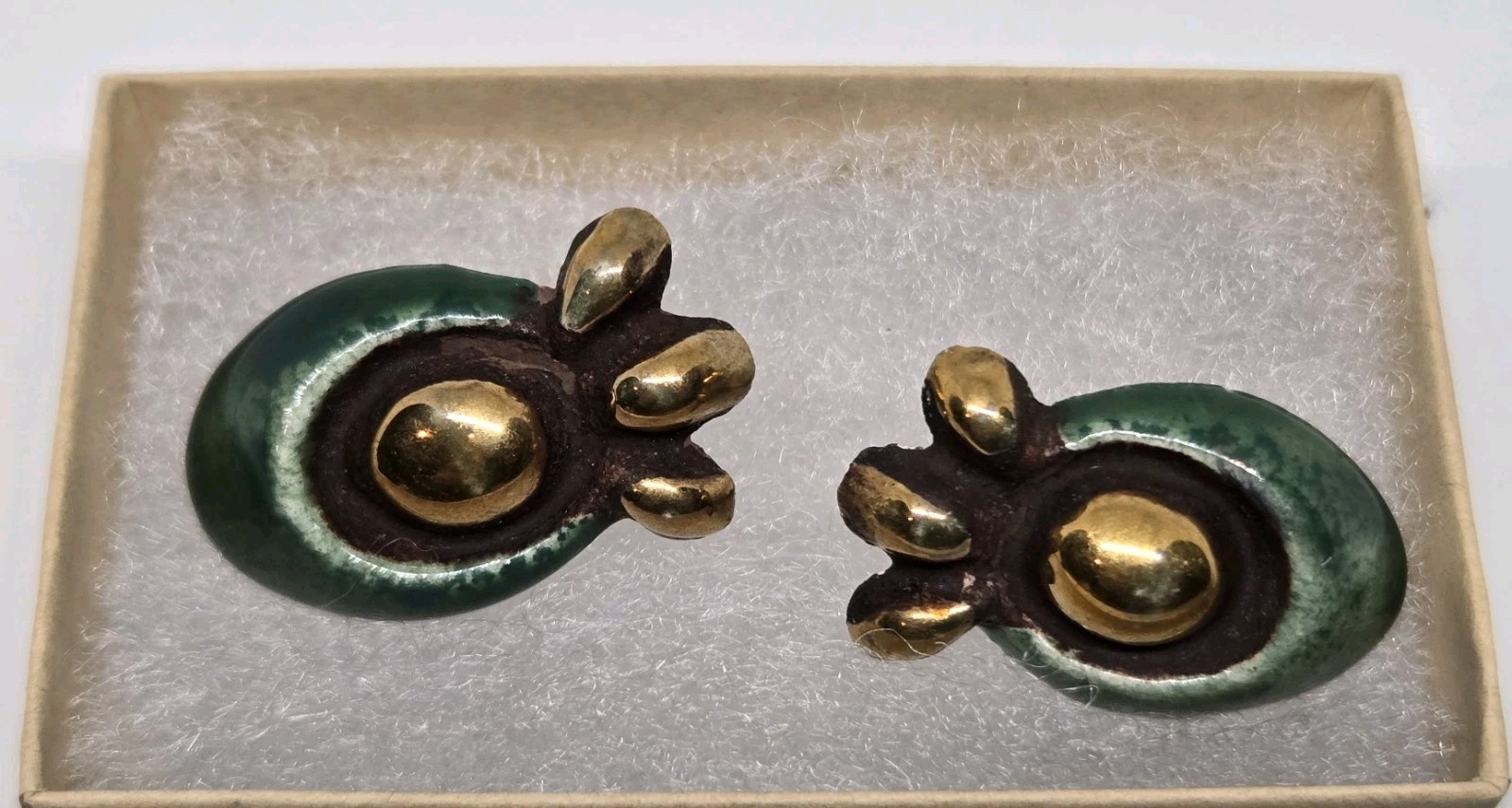VINTAGE CERAMIC & ENAMEL HAND PAINTED SCREW BACK EARRINGS GREEN WITH GOLD TONE