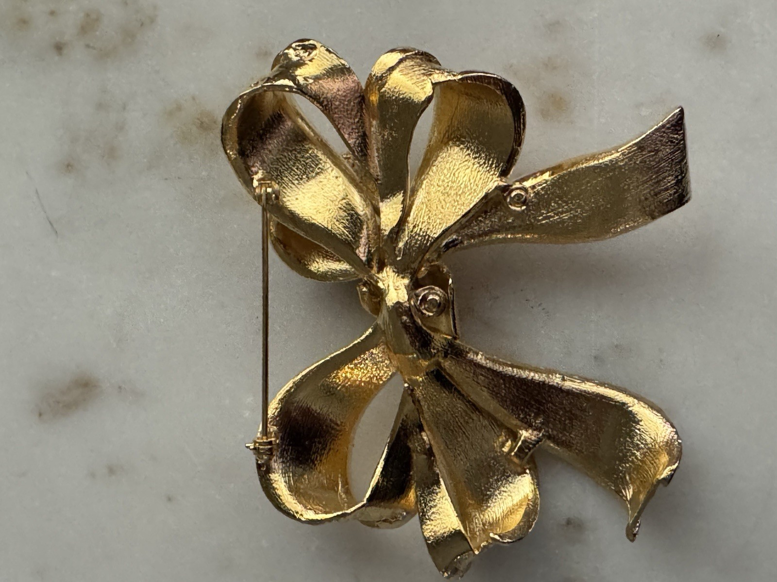 Vintage Elizabeth Cole Brush Gold Ribbon Bow Brooch Pin Pave Rhinestones 3.5”