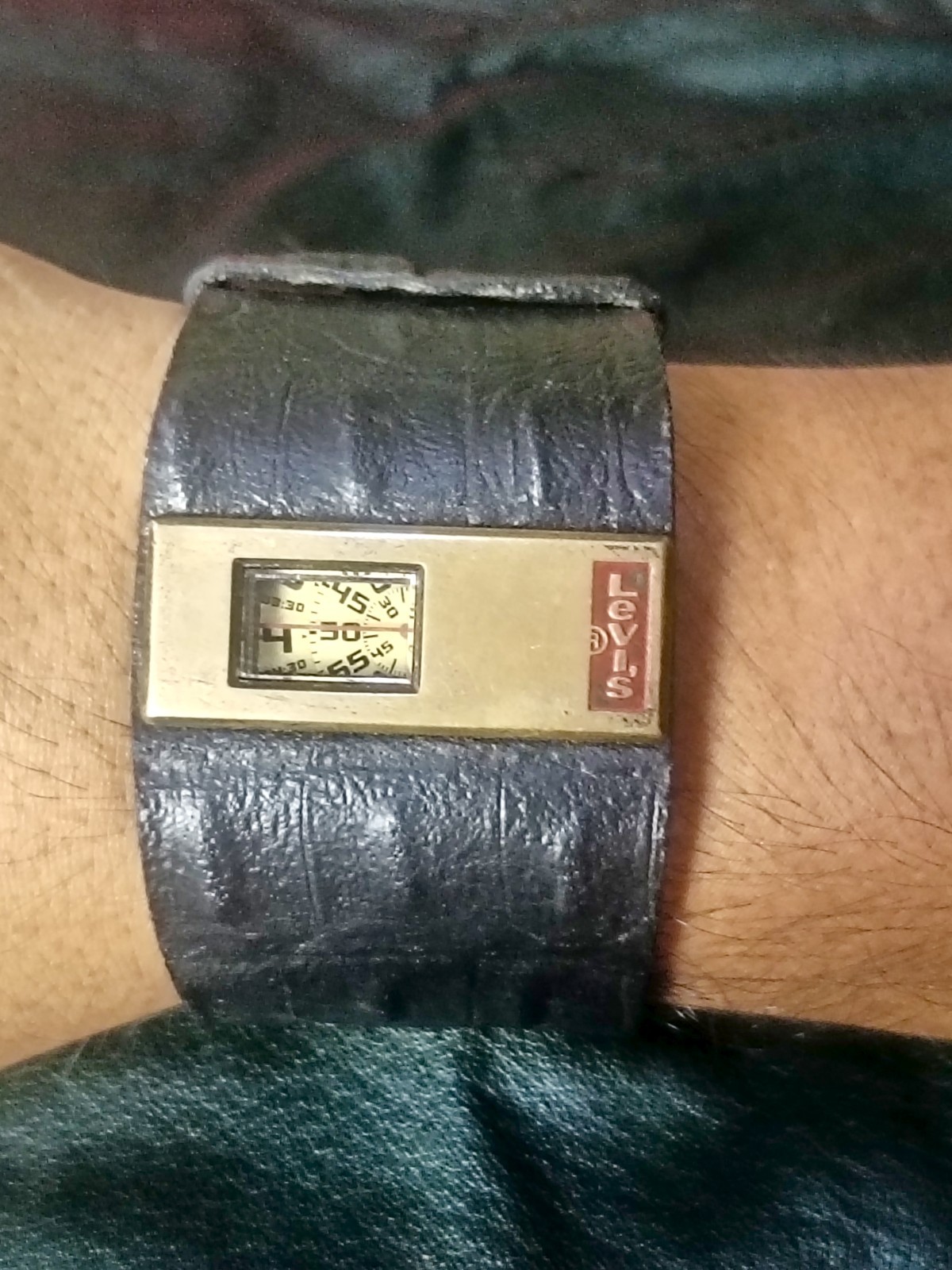 Vintage 1990 levi’s rotating disc direct read watch jump hour style