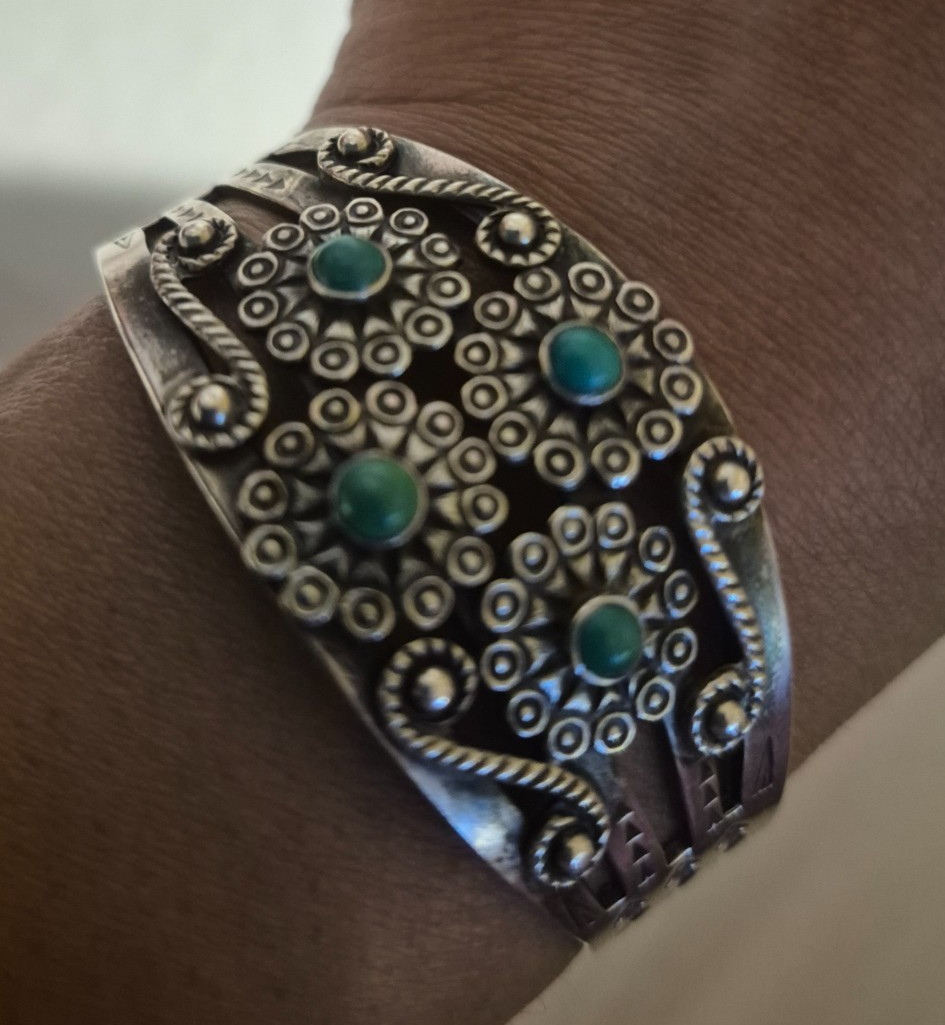 Great condition gorgeous fred harvey era cuff floral antique vintage