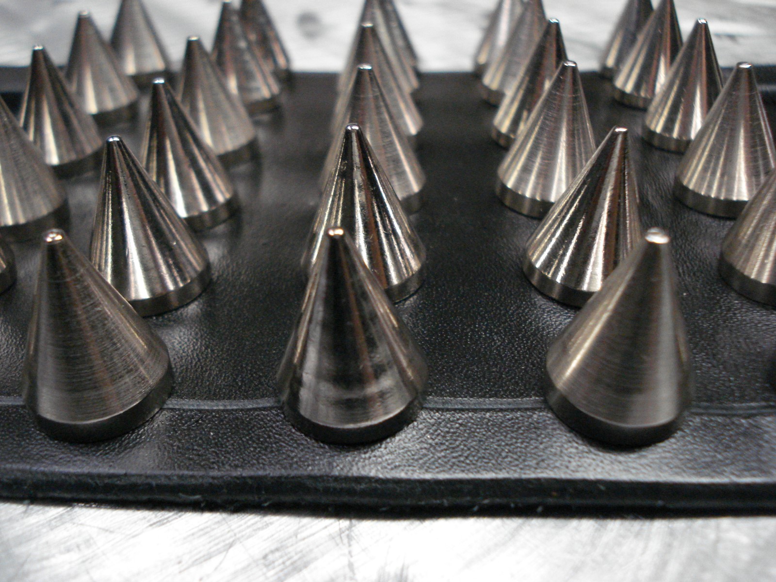 LEATHER BRECELT BULLDOG SPIKES. BLACK METAL …..(MDLG0313)….. PAZUZU