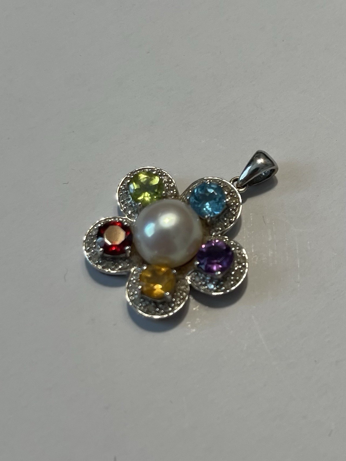 14k* 585 Stamped Vintage Multi-gemstone Flower Pendant