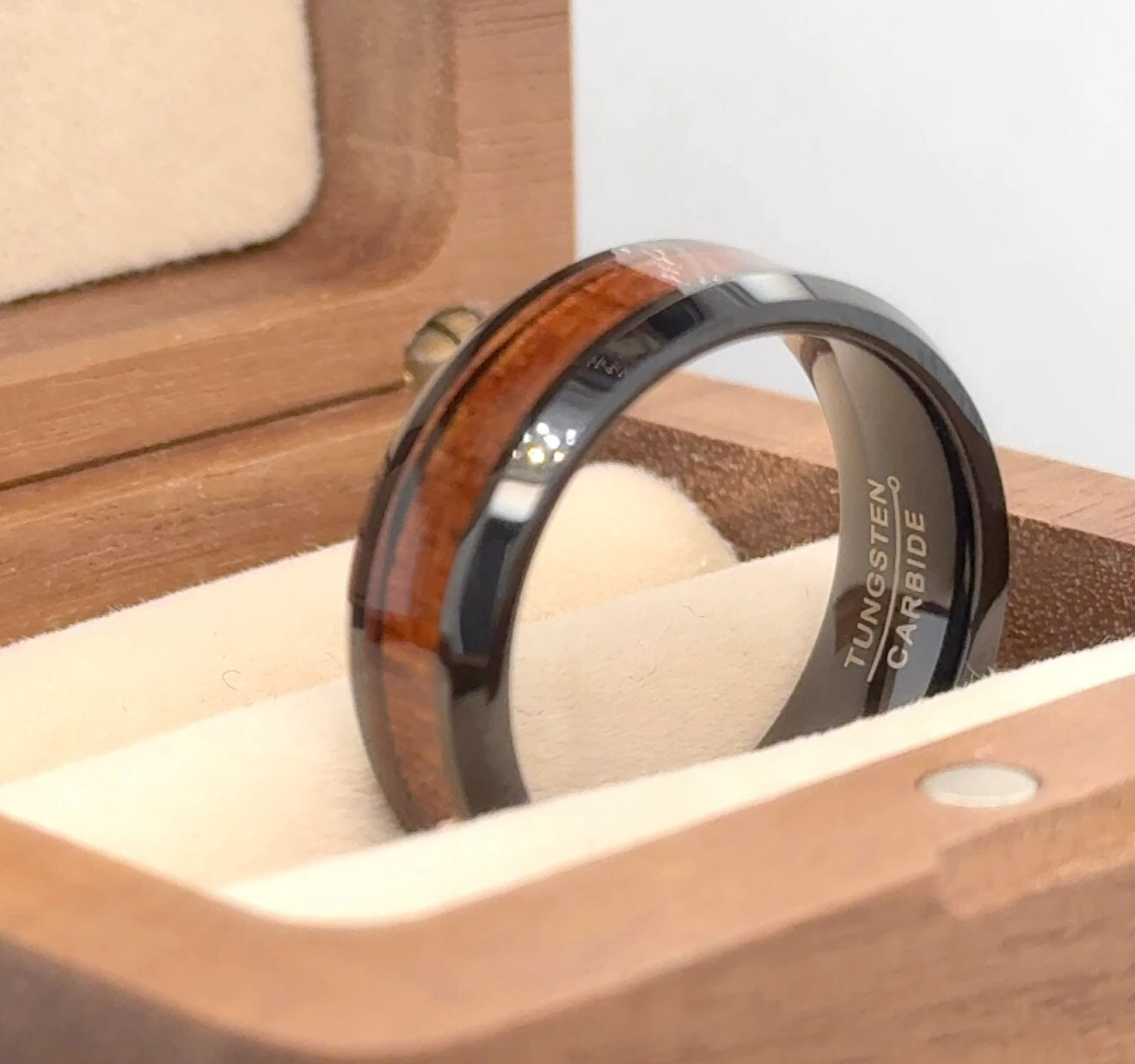 Stylish Black Tungsten Gift Ring with Brown Wood Inlay – Sleek Women’s Band