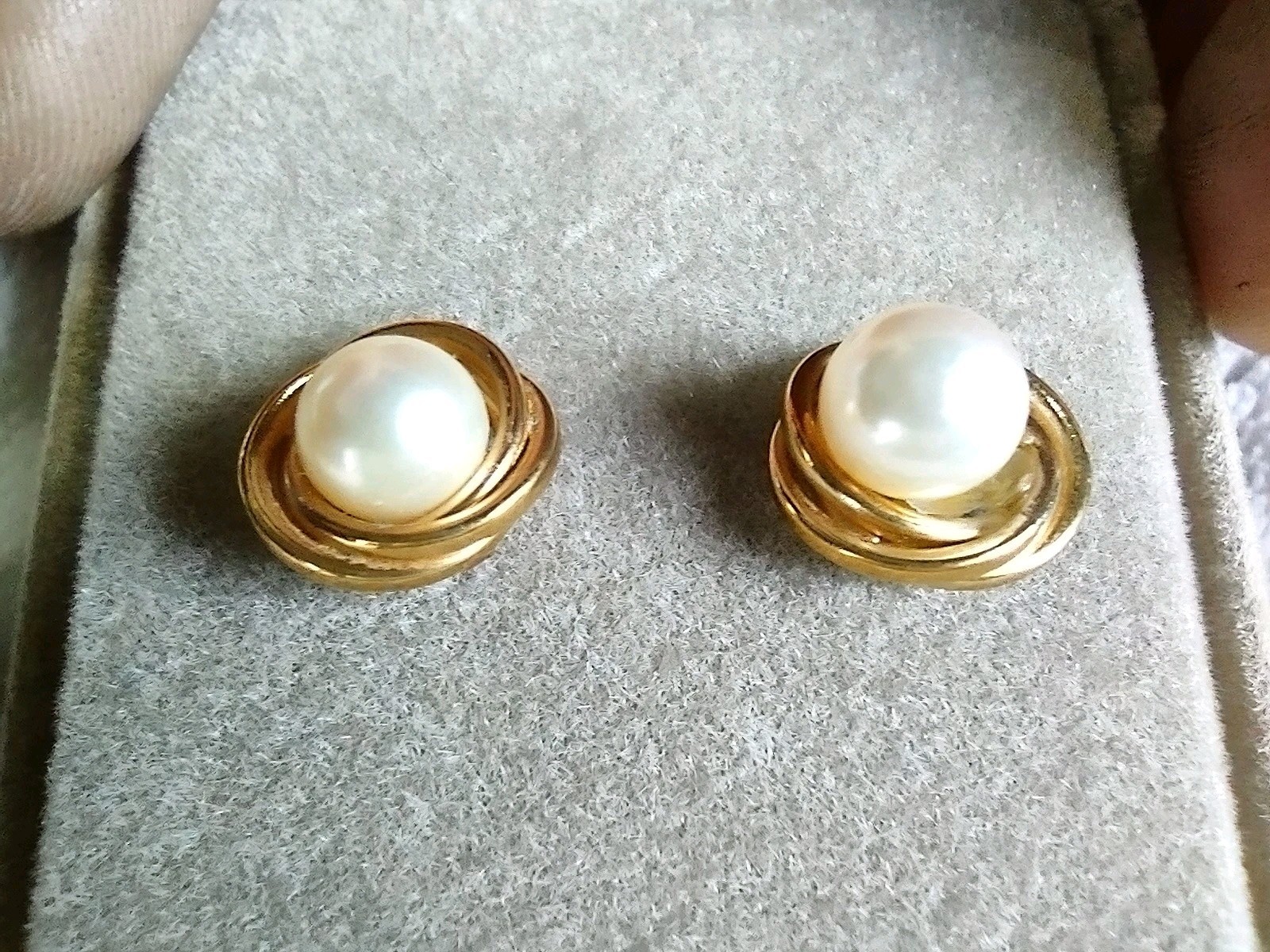 Cultured Freshwater Pearl (5mm) Love Knot Stud Earrings In 14k Gold.. Used Cond