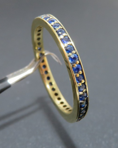 18K YG LADIES BLUE SAPPHIRE ETERNITY BAND RING SIZE 6.5 2.52 grams (G135509)