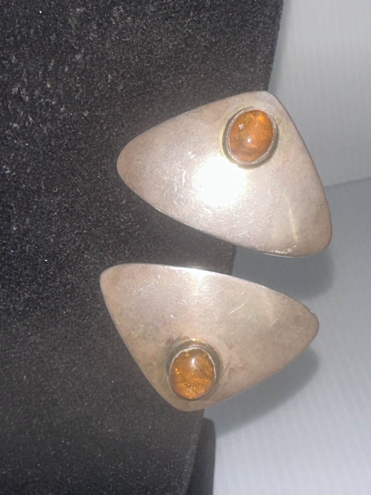 SUSAN CUMMINGS RARE MODERNIST STERLING SILVER AMBER CLIPON TRIANGULAR EARRINGS