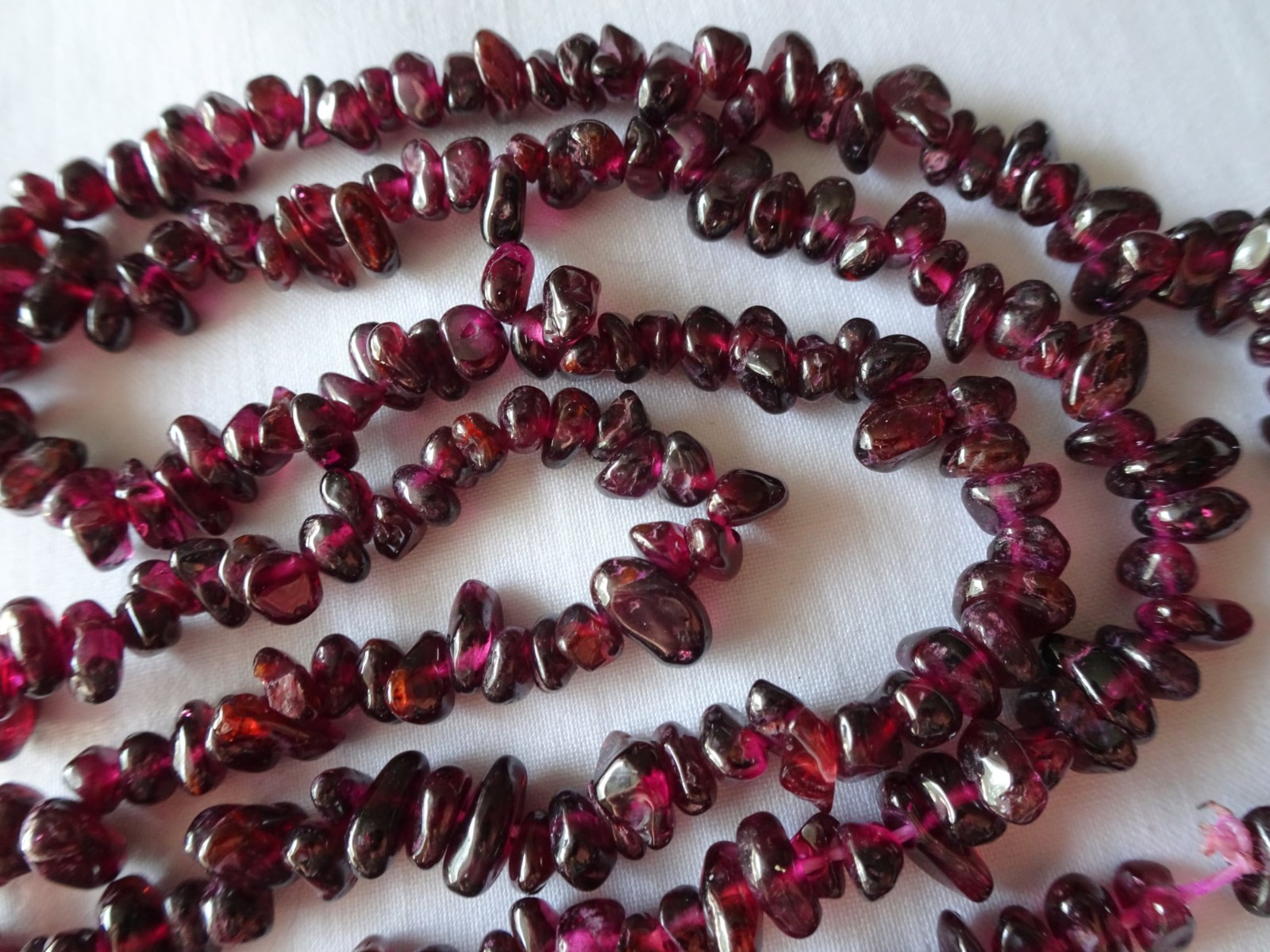 26″ Strand Natural Garnet Stone Beads Smooth Pebble/Chips 2-7mm Wide #A608 DNG