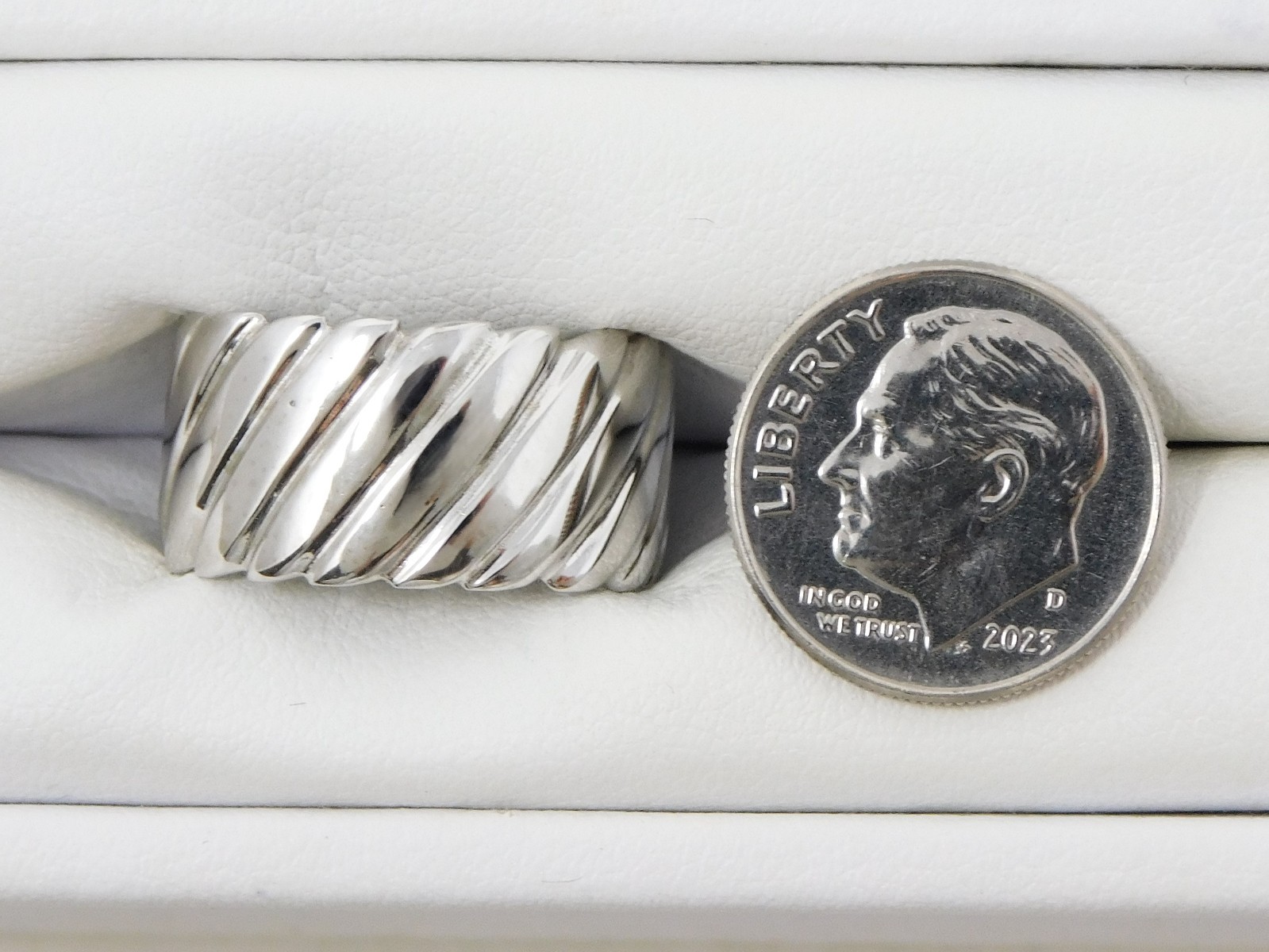 Wide 10.9 mm 14 kt White Gold Swirl Band Ring Finger Fit Sz 8 1/4 B6801