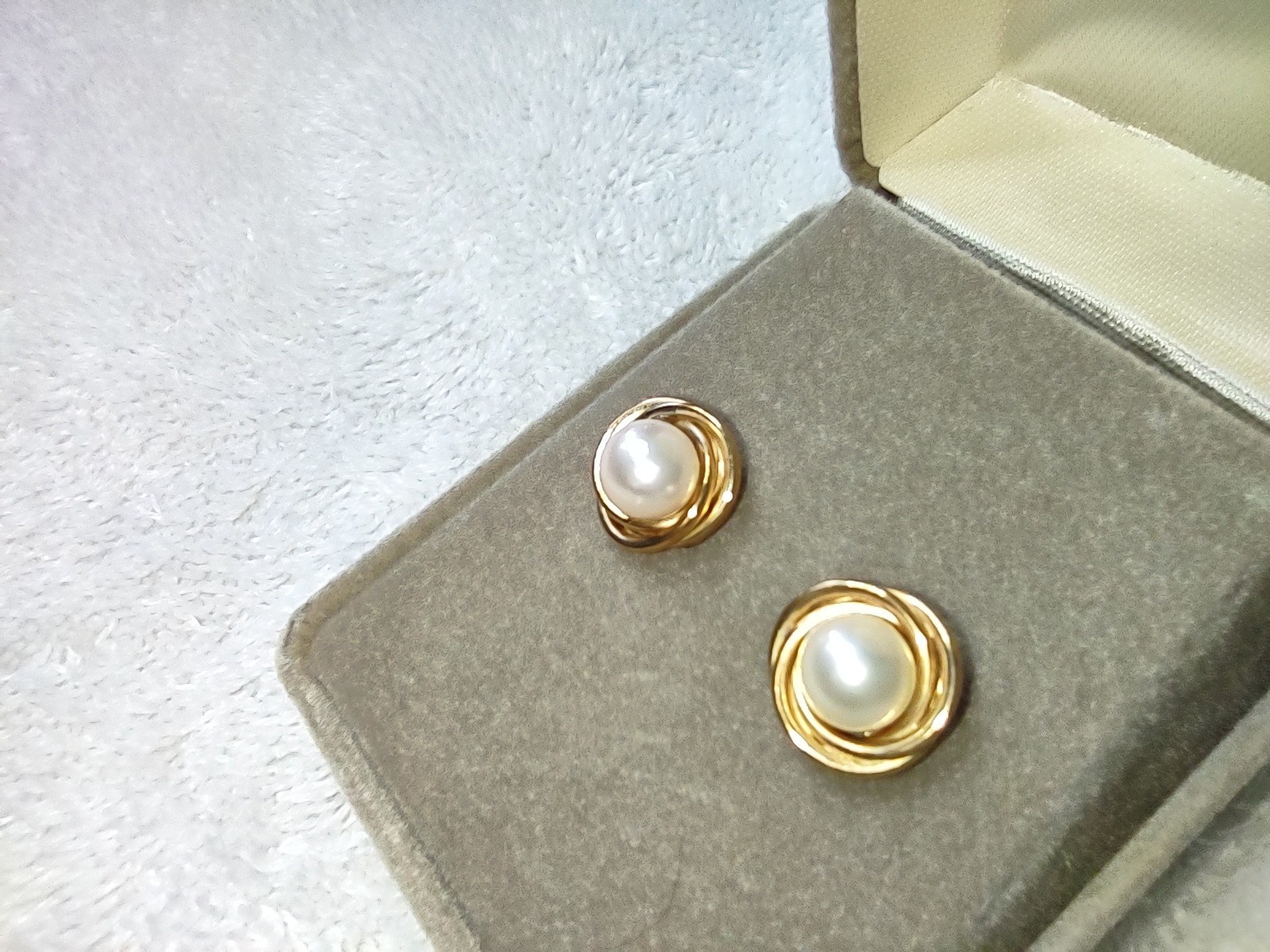 Cultured Freshwater Pearl (5mm) Love Knot Stud Earrings In 14k Gold.. Used Cond