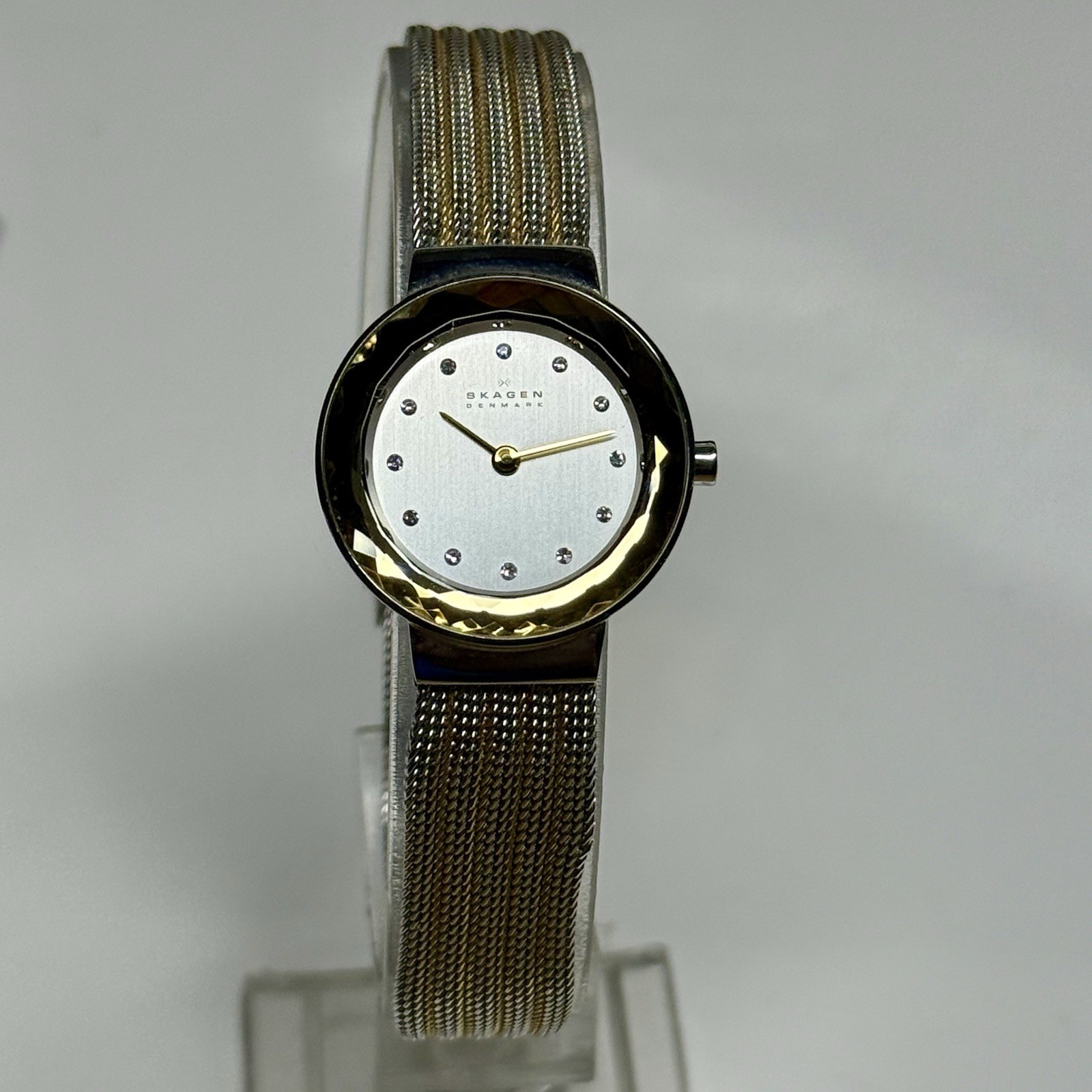 Skagen Womens Watch Two Tone Bracelet Faceted Mineral Crystal Excellent Conditio