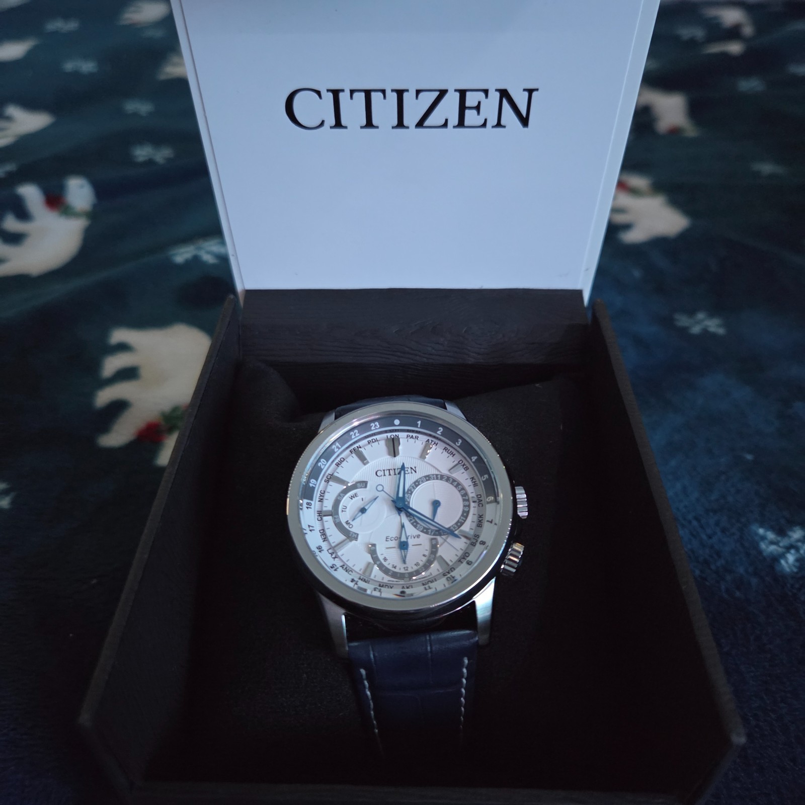 CITIZEN ECO DRIVE Men’s CALENDRIER WORLD TIME WHITE DIAL WATCH BU2020-02A