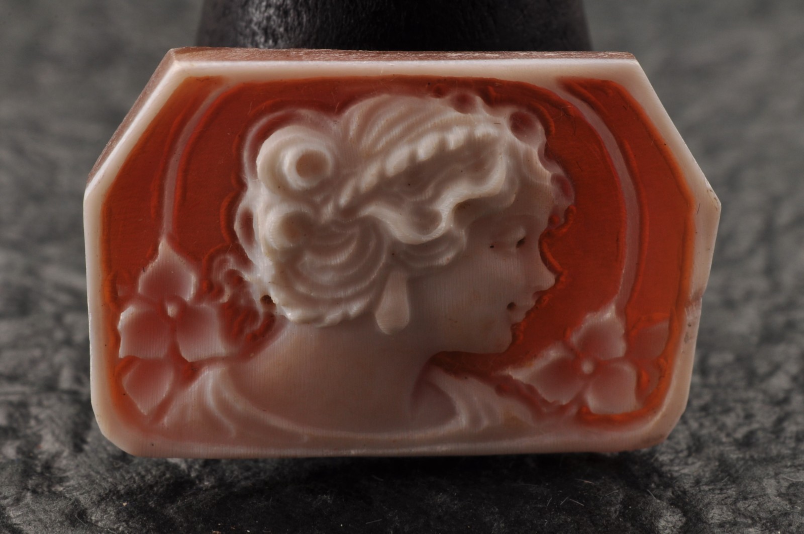 9 items , vintage shell cameo White and brown color (Total 188.5ct) with case.