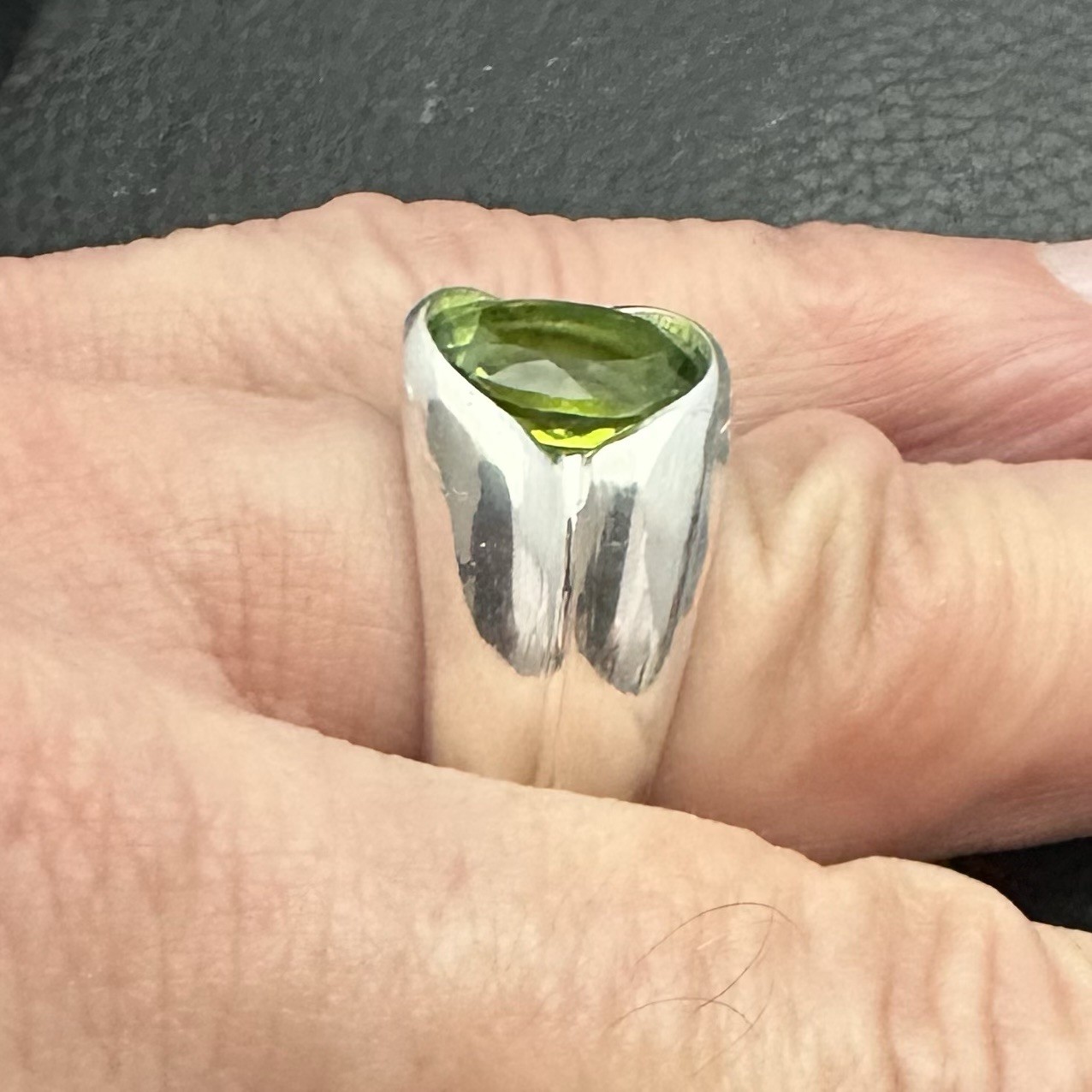 MJG STERLING SILVER MEN’S RING. 12 x 10mm OVAL LAB PERIDOT . SIZE 10.