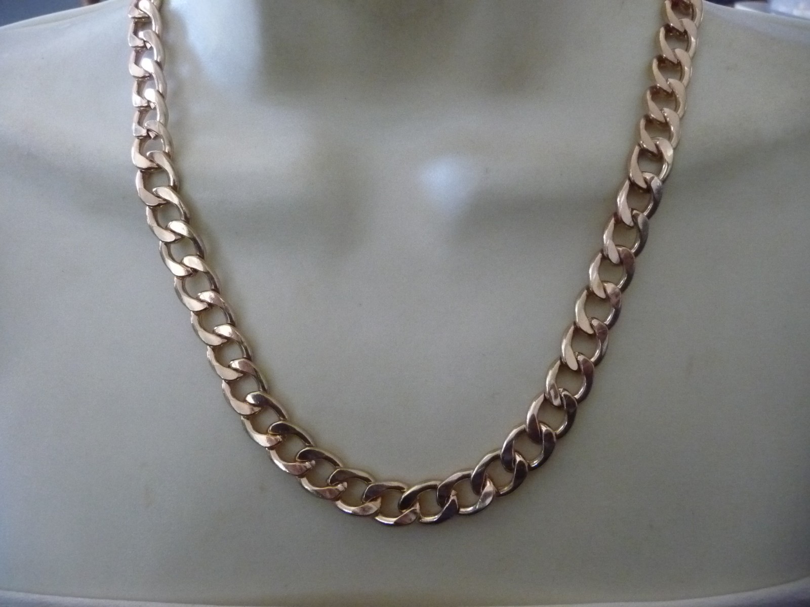 HEAVY GOLD TONE LINK CHAIN 9” L X 1/2” W NECKLACE #23/14