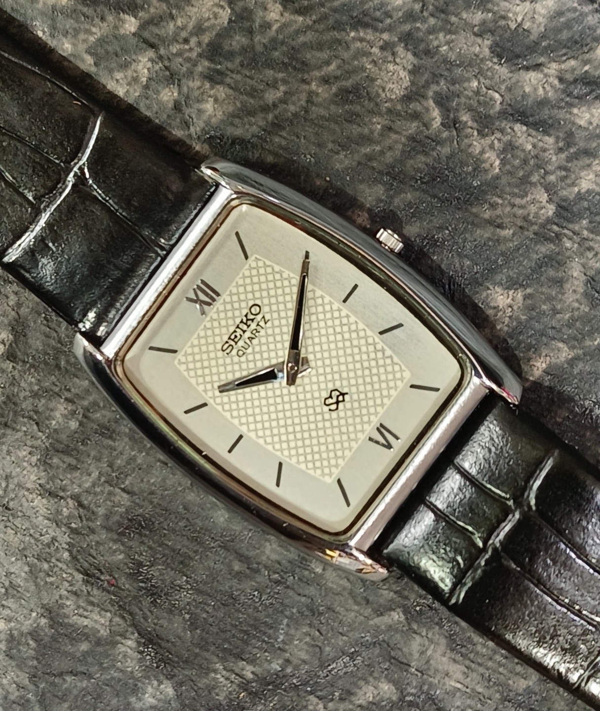 Vintage Seiko Quartz Slim Wristwatch Two Hands Classic Dress Watch Minimal Dial