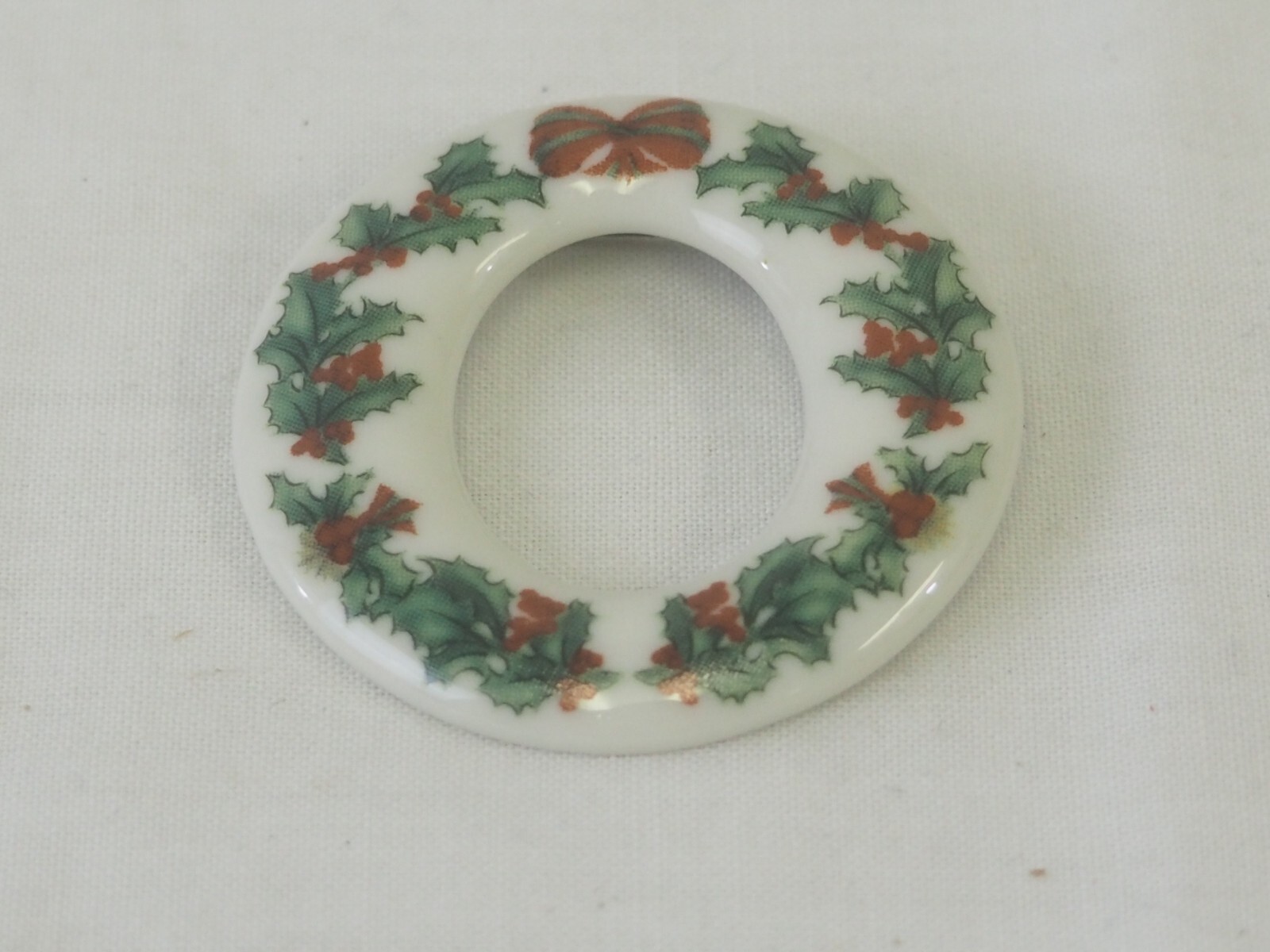 Vintage Spode Christmas Tree Holiday Cheer Pin Brooch Ceramic Porcelain Wreath