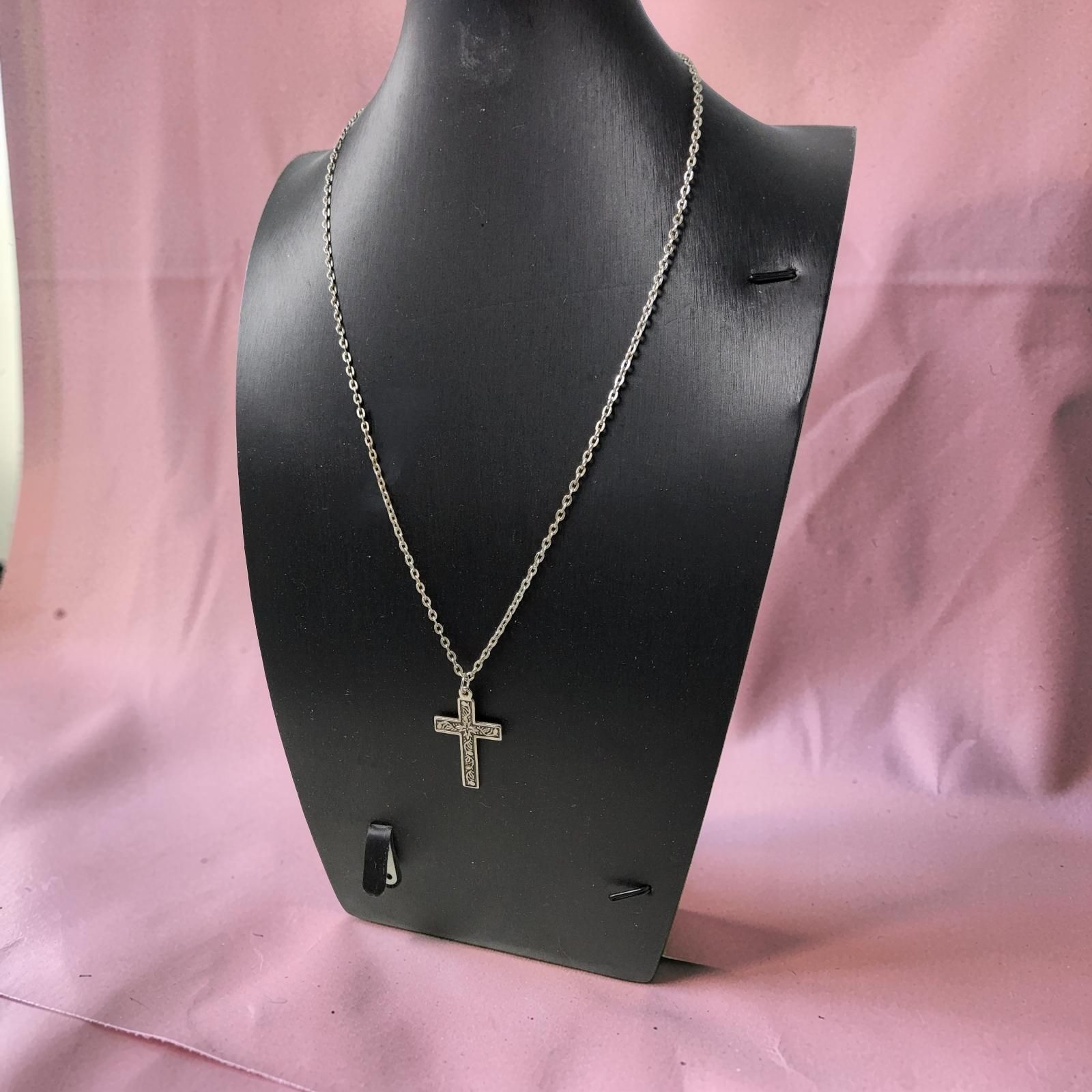 Vintage 10″L Chain Link Necklace W/Swirl Design Cross