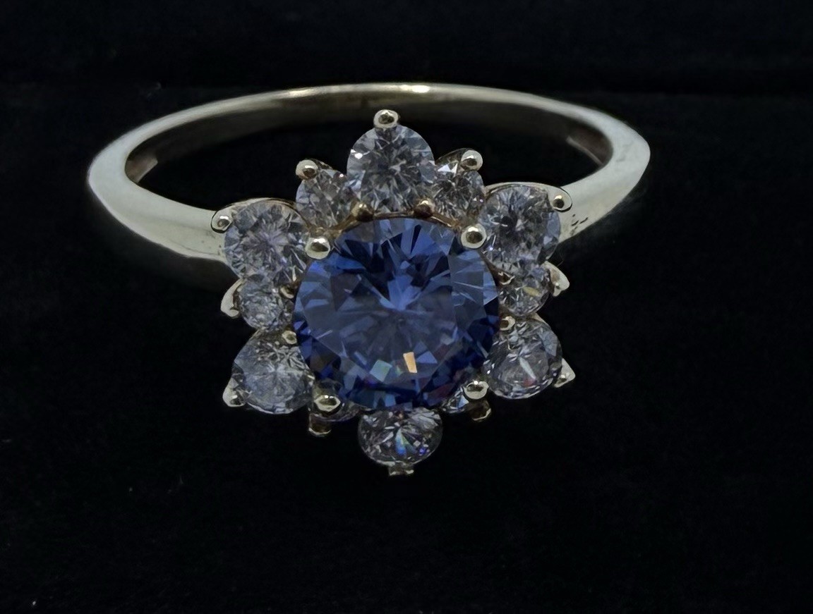 14 K Gold Diamonique Ring. Size 10. (total weight 4.0g)