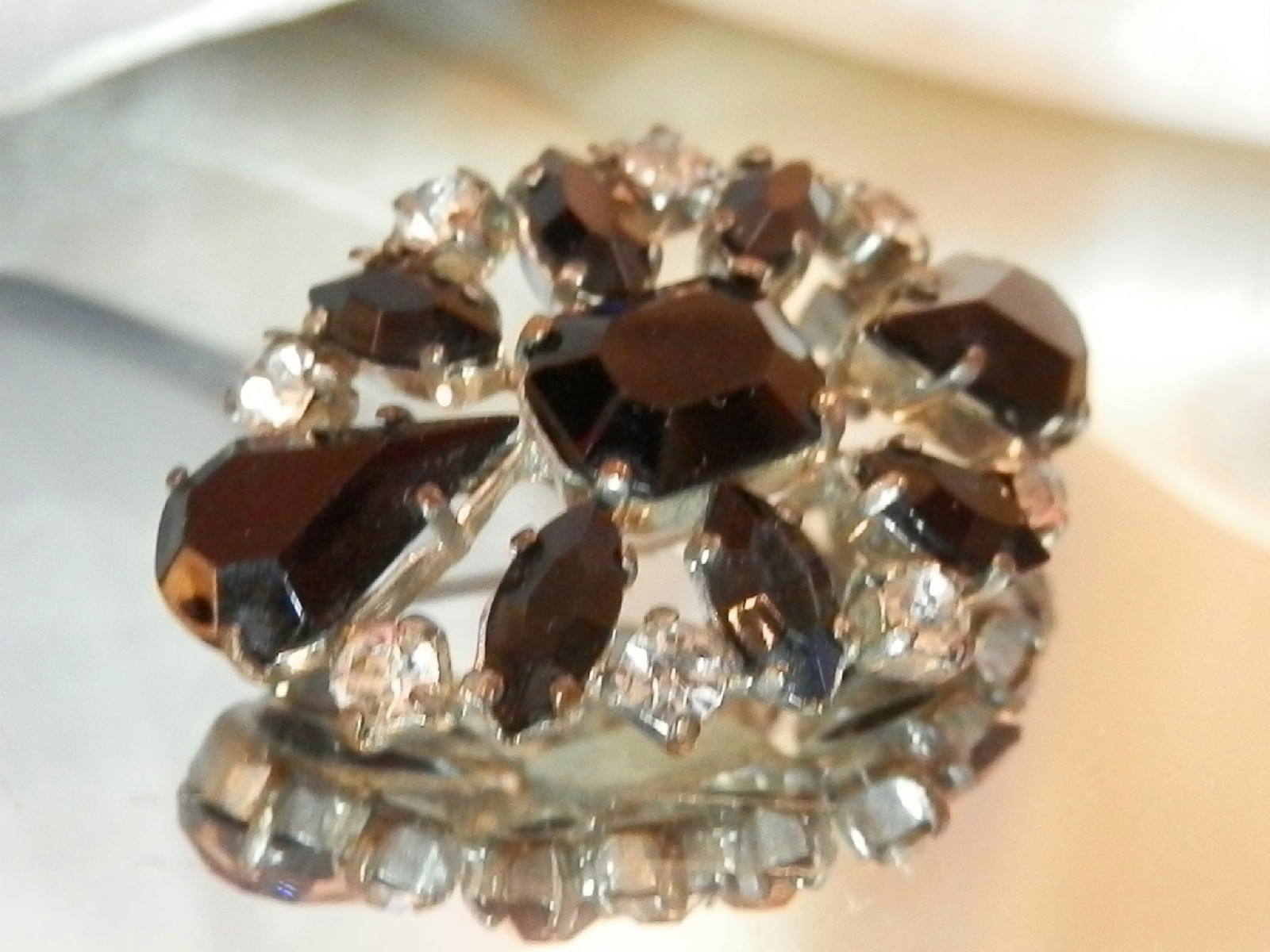 XXXX Sparkling Dainty Vintage 40’s Deco Black & Ice Rhinestone Brooch 289ap7