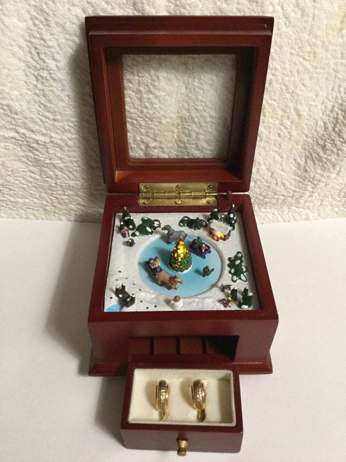 14KT Yellow Gold Diamond-cut Bolivia Earrings in a Musical Carousel Jewelry Box