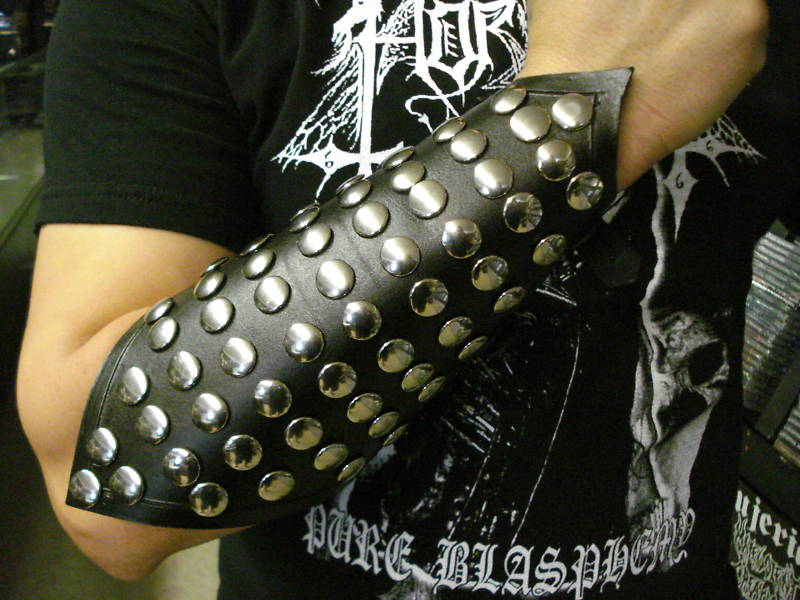 LEATHER GAUNTLET STUDS. BLACK METAL (MDLG0145)….. BLACK SABBATH