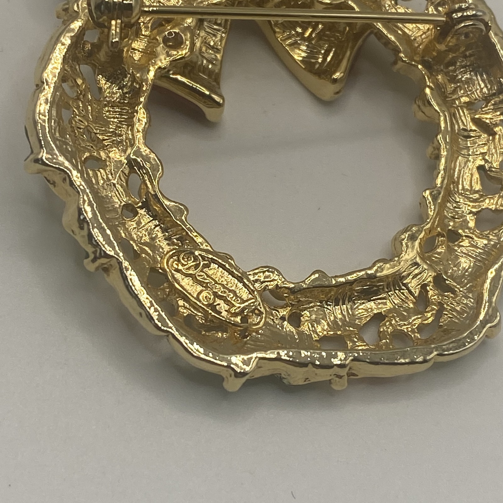 Gerry’s Christmas Wreath Brooch Pin Green Enamel Rhinestone Gold Tone 1.75 In