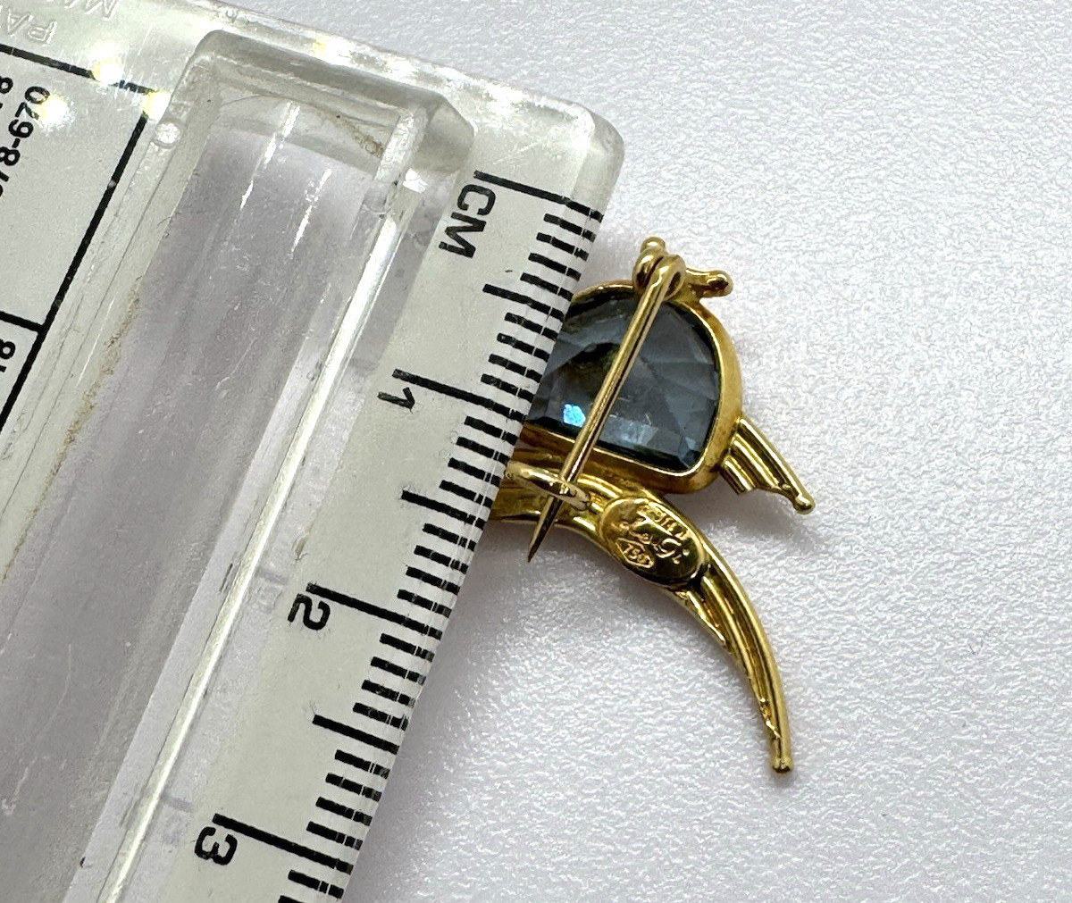 18k Le Gi Blue Topaz Fish Pin C Clasp little brooch with character 2.4 grams