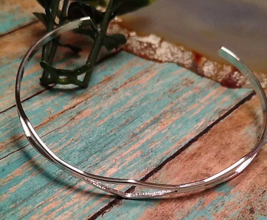 Vintage SARAH COVENTRY Designer Diamond Shape Pattern Silver Tone Cuff Bracelet!