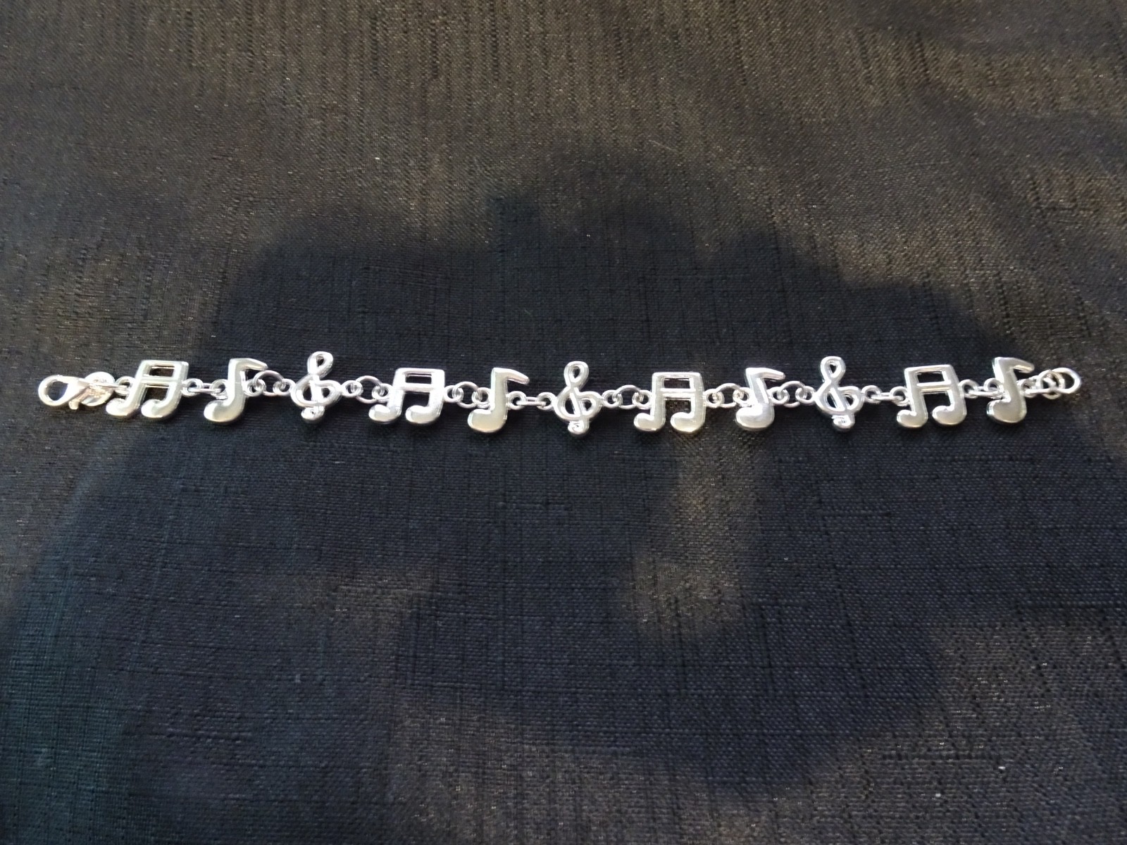 # 484–MUSICL NOTES STERLING SILVER CHARM BRACELET–925–VERY NICE