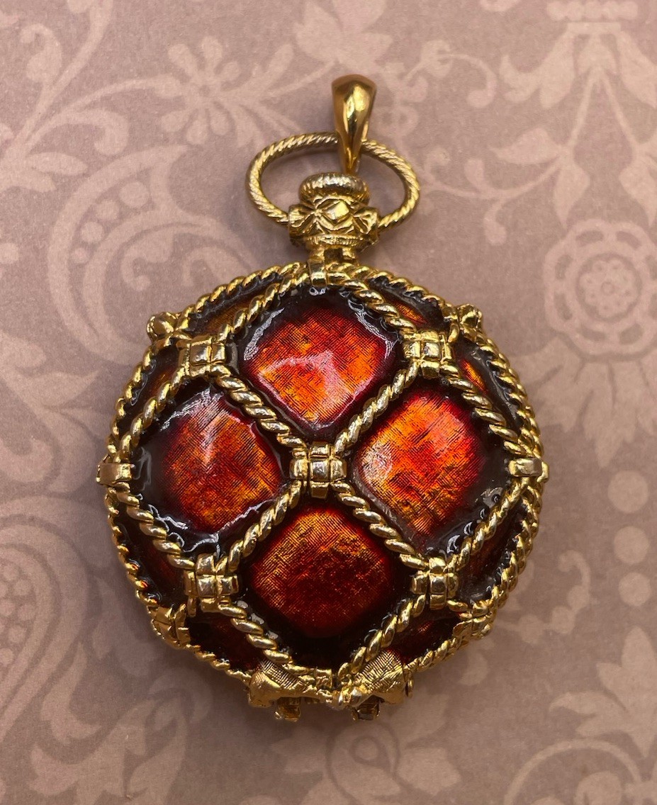 Vintage Ladies Gold Tone Lip Balm Hinged Pocket Watch Compact Jewelry Pendant