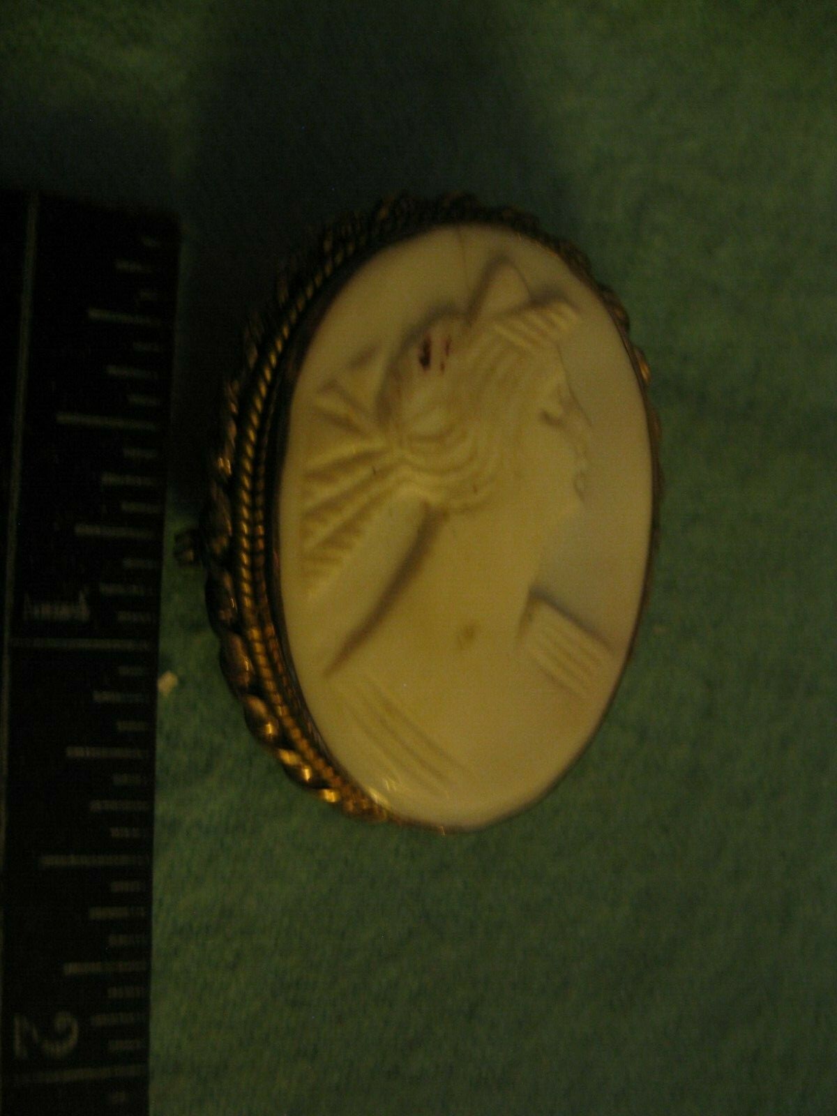 Detailed Shell Cameo Brooch Set in Gold
