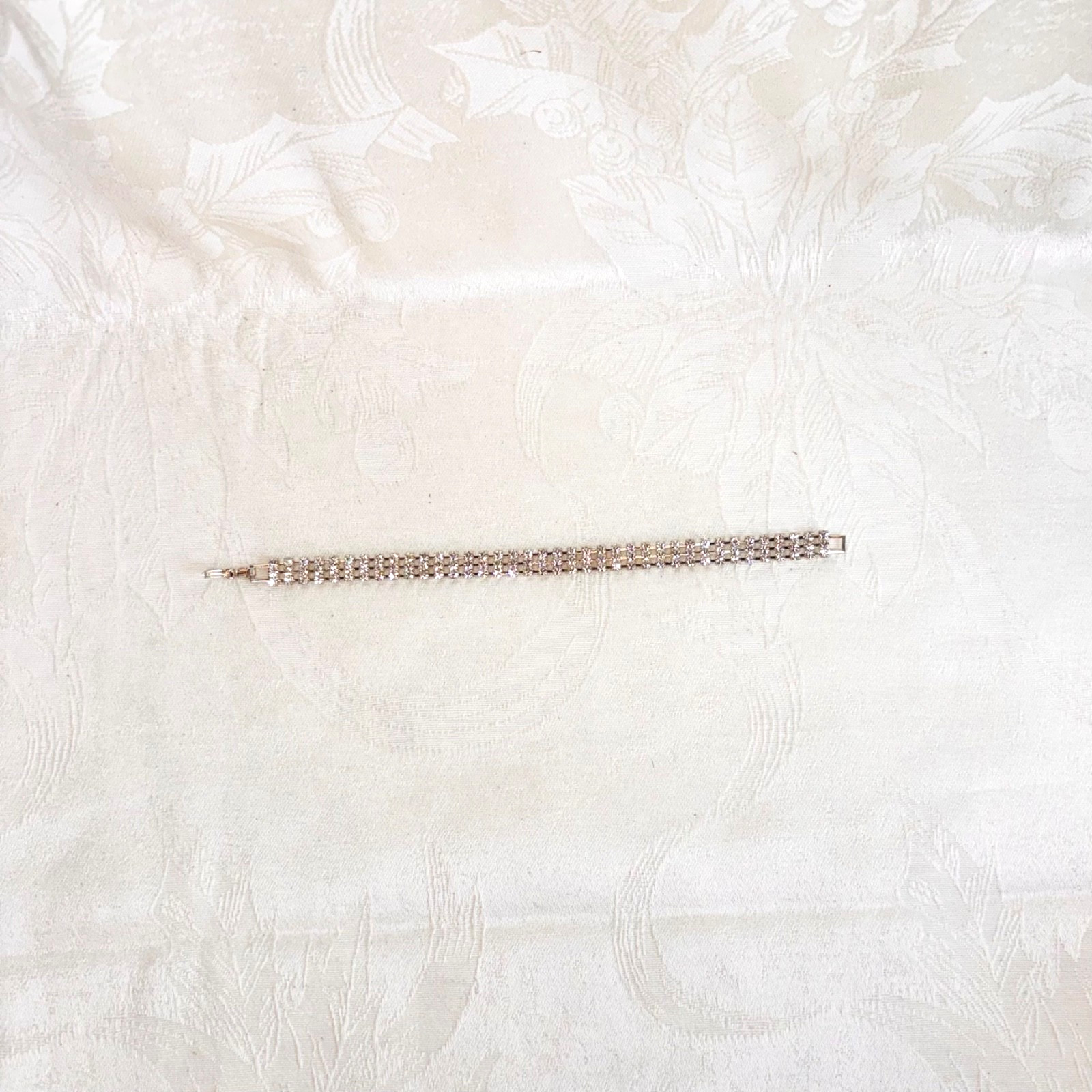 BRACELET vintage rhinestone triple row silvertone metal fold over clasp 7 1/2″ c