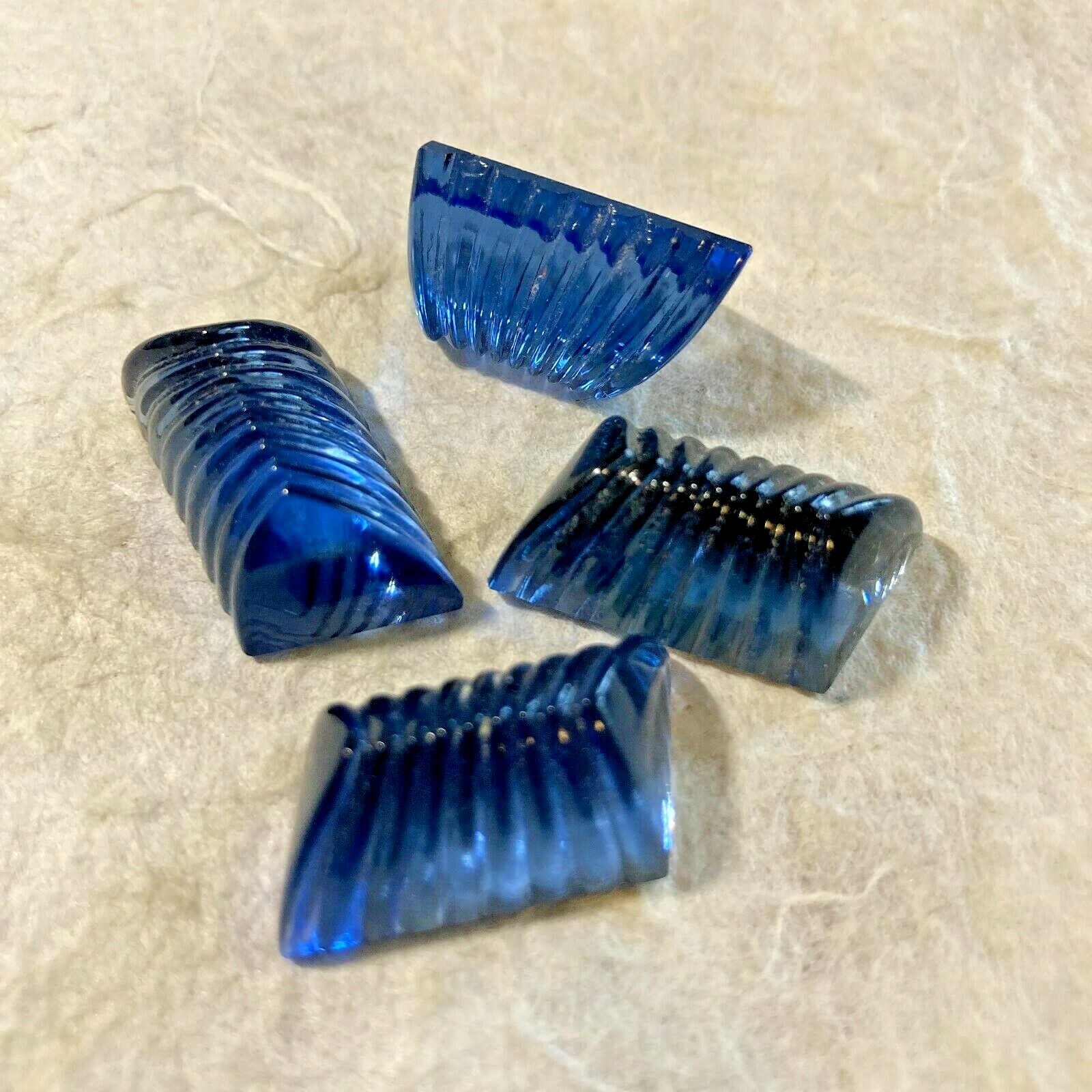 AM1132 Vntge glass cabochons 19.5x12x10.2mm ribbed lt.sapphire parallelogram (4)