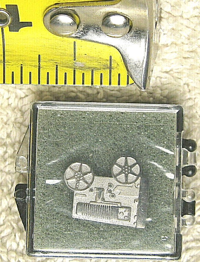 MINIATURE SILVERTONE METAL REEL TO REEL RECORDED 5/8″ LAPEL HAT TIE PIN IN CASE