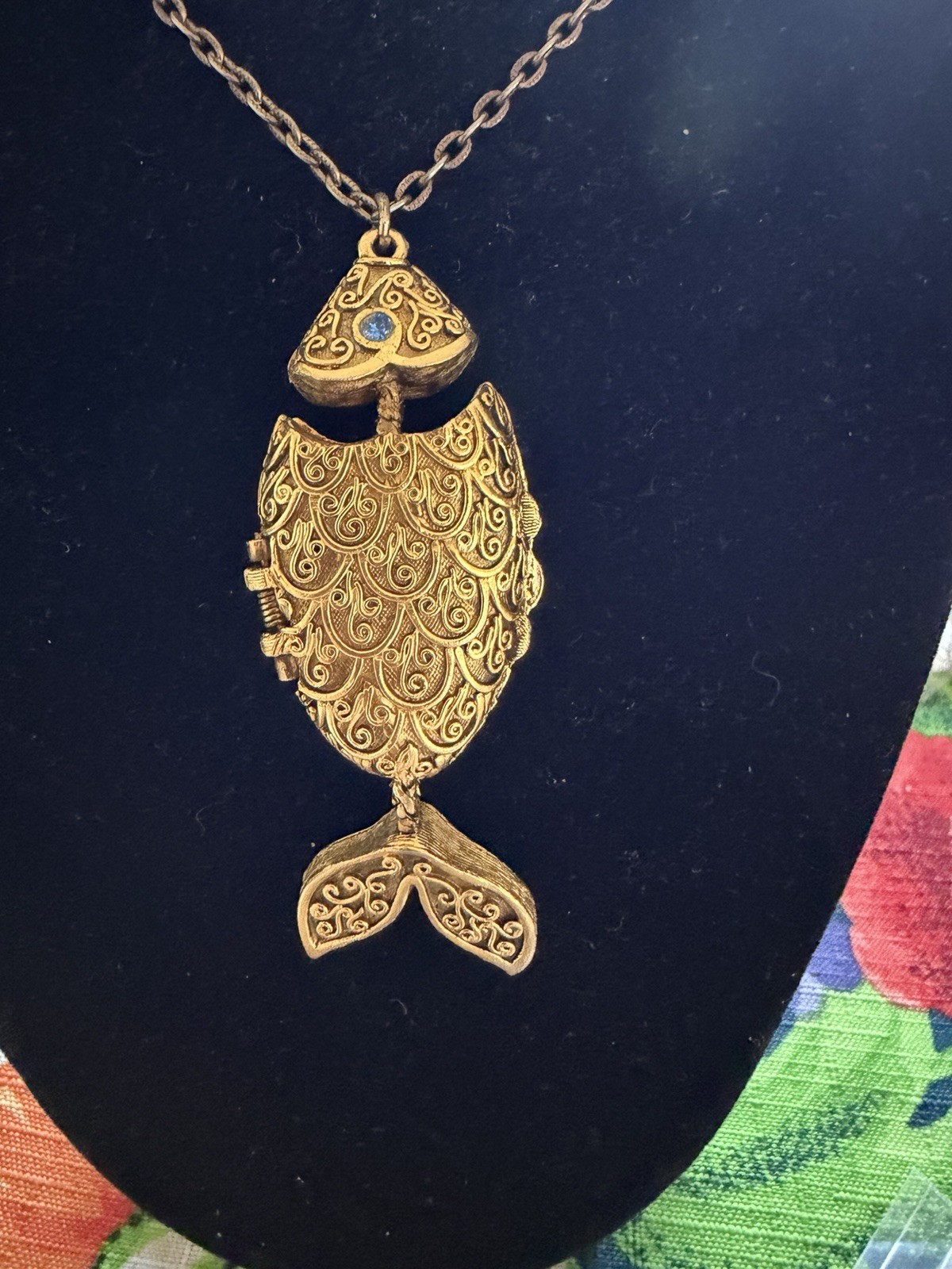 MAX FACTOR PENDANT SOLID PERFUME COMPACT NECKLACE goldtone FISH